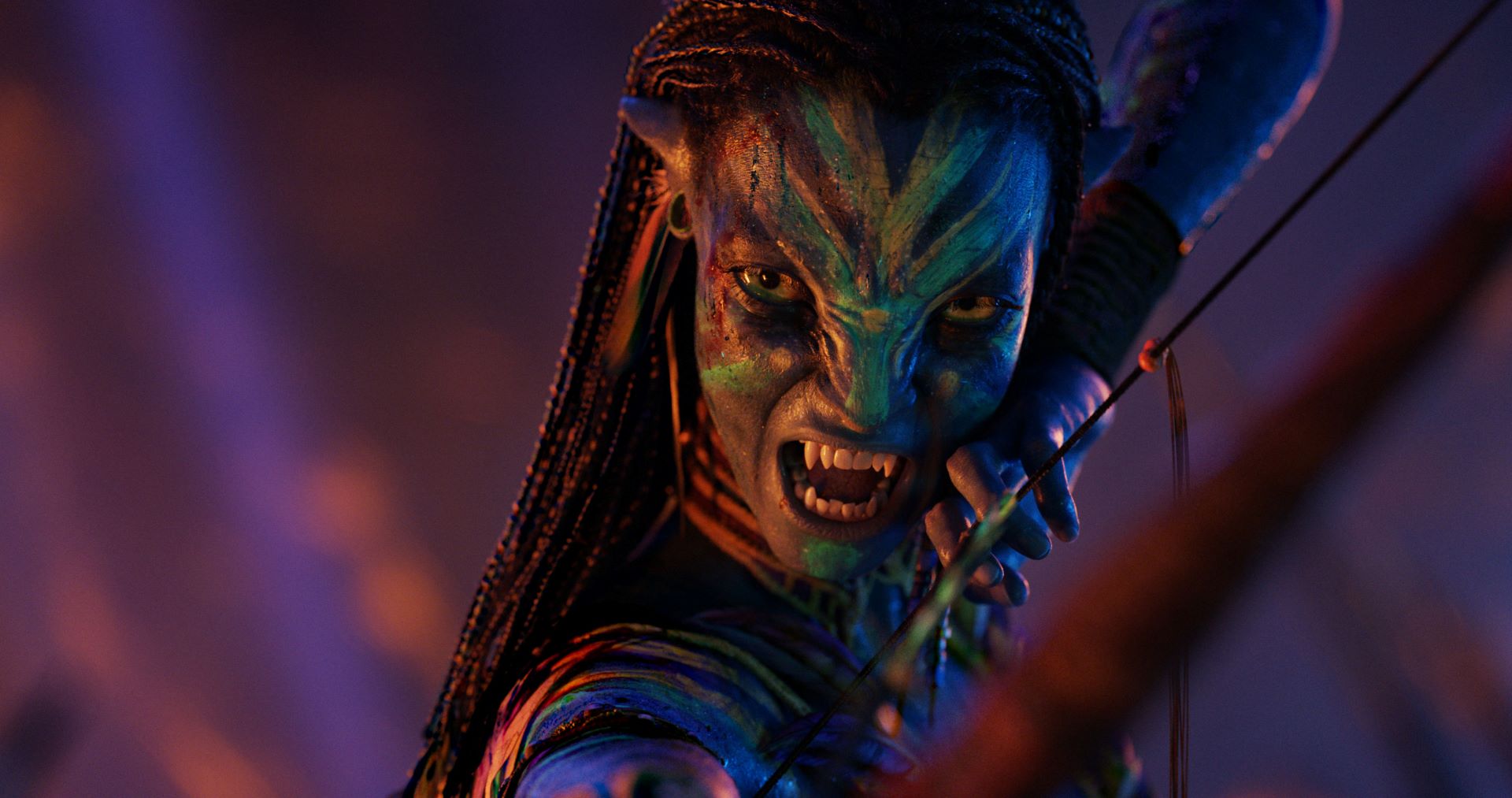 Zoe Saldaña ako Neytiri vo filme Avatar: Oheň a popol od 20th Century Studios. Foto so súhlasom 20th Century Studios. © 2025 20th Century Studios. Všetky práva vyhradené.