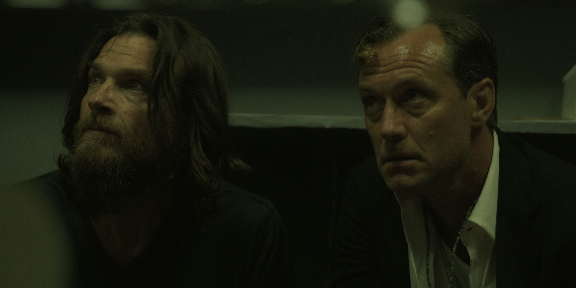 Black Rabbit. (Zľava doprava) Jason Bateman ako Vince, Jude Law ako Jake v epizóde 108 seriálu Black Rabbit. S povolením Netflix © 2025