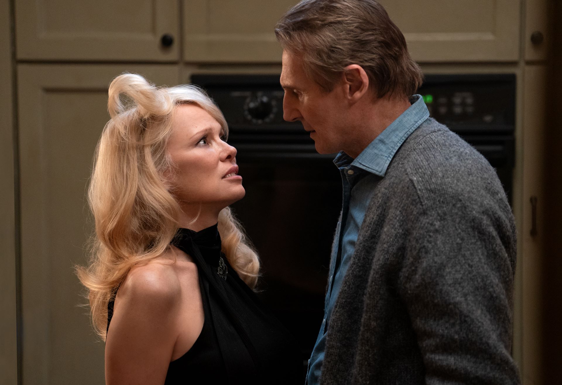 Pamela Andersonová ako Beth a Liam Neeson ako Frank vo filme Bláznivá strela od Paramount Pictures. Foto: Frank Masi; © 2025 Paramount Pictures. Všetky práva vyhradené.