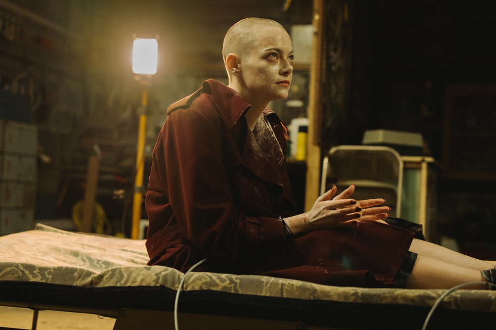 Emma Stone stvárňuje Michelle vo filme BUGONIA režiséra Yorgosa Lanthimosa, ktorý distribuuje spoločnosť Focus Features. Zdroj: Atsushi Nishijima/Focus Features © 2025 Všetky práva vyhradené., Zdroj foto: CinemArt