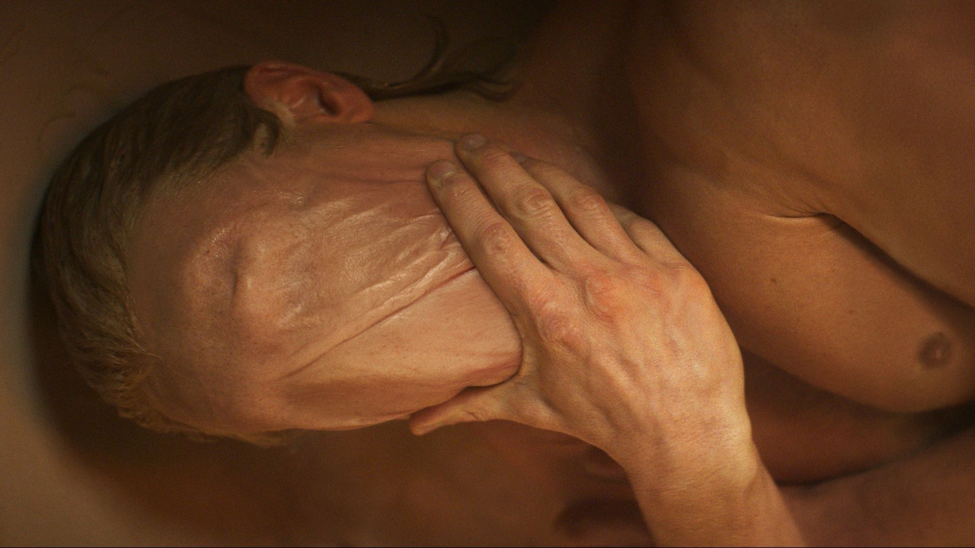 TOM RHYS HARRIES v úlohe Clayfacea vo filme „Clayface“ od DC Studios, distribuovanom spoločnosťou Warner Bros. Pictures. Foto s povolením Warner Bros. Pictures