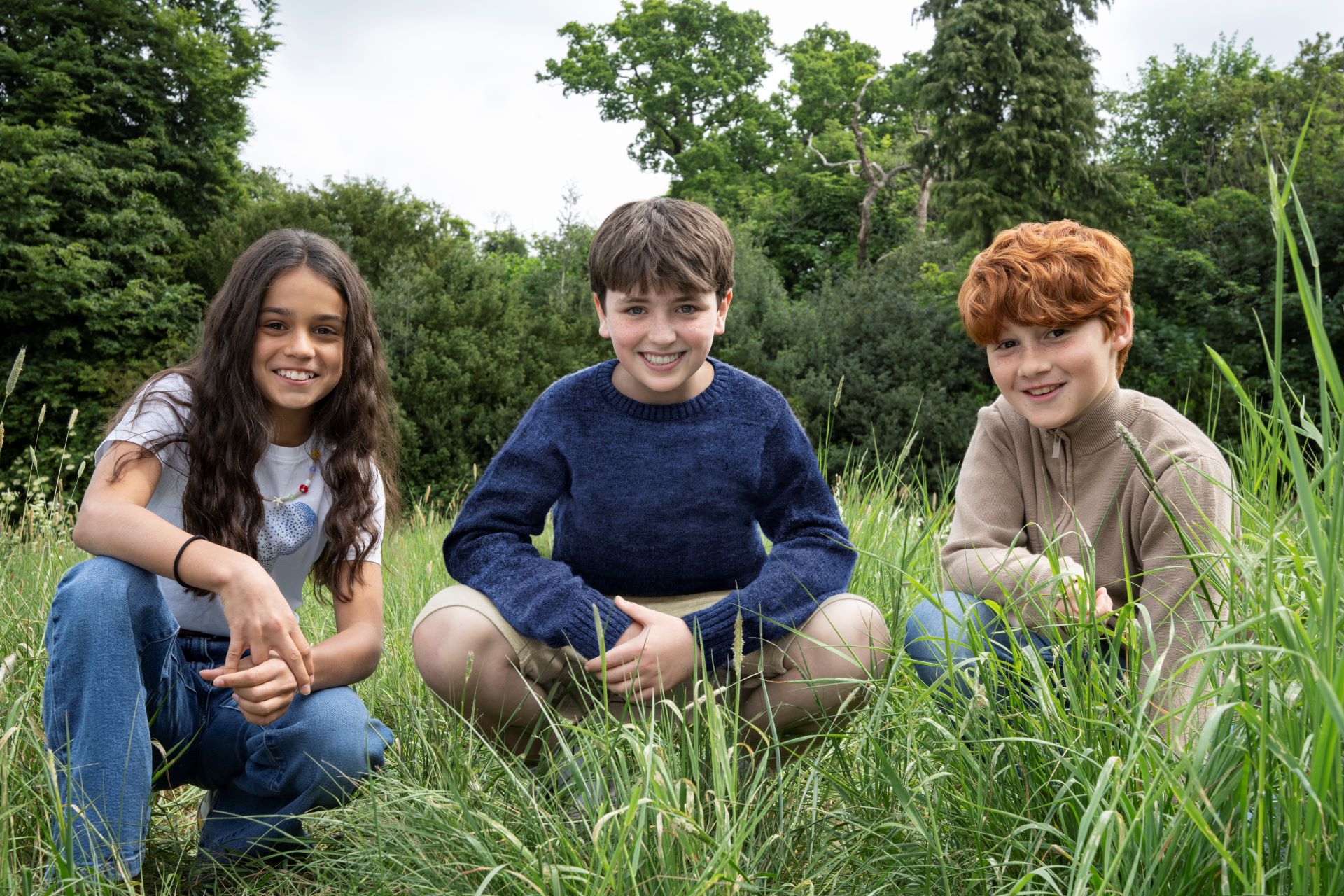 Dominic McLaughlin ako Harry Potter, Arabella Stanton ako Hermiona Grangerová a Alastair Stout ako Ron Weasley / Foto: Aidan Monaghan / © HBO