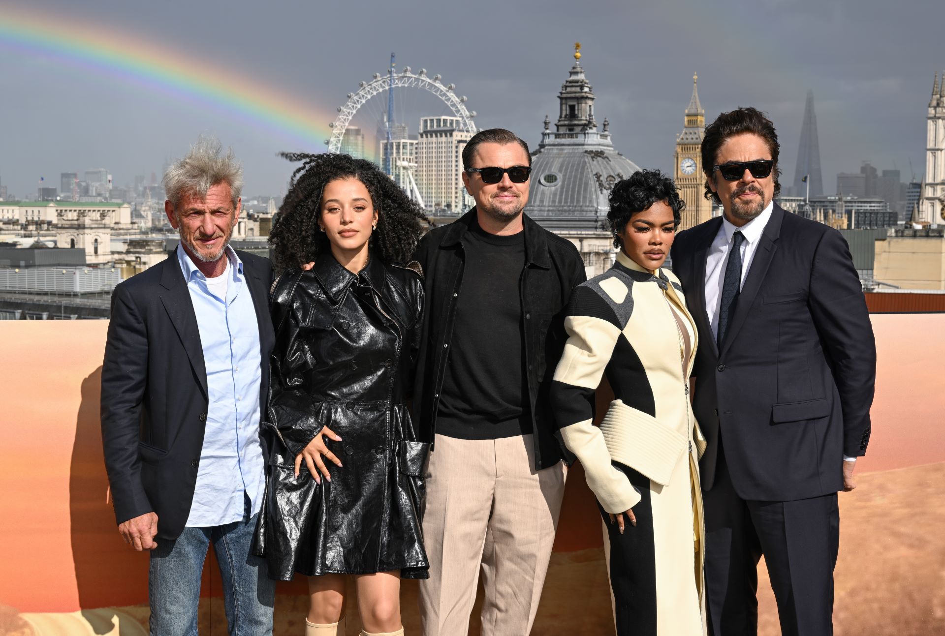LONDÝN, ANGLICKO – 15. SEPTEMBRA: (zľava doprava) Sean Penn, Chase Infiniti, Leonardo DiCaprio, Teyana Taylor a Benicio del Toro sa zúčastnili londýnskej fototermínu k filmu „One Battle After Another“ 15. septembra 2025 v Londýne, Anglicko. (Foto: Jeff Spicer/Getty Images pre Warner Bros. Pictures) / Zdroj: Continental Film