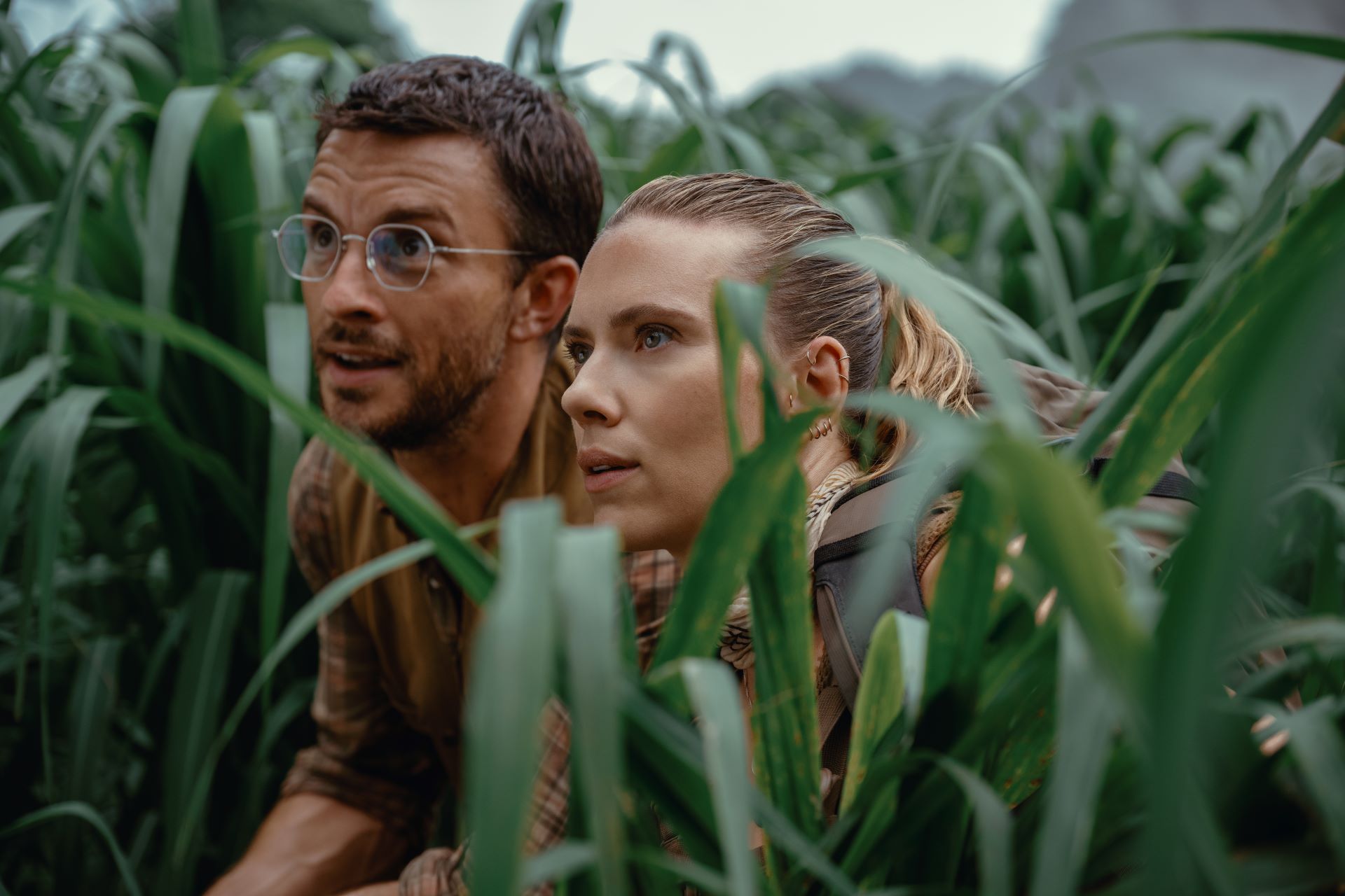 Zľava doprava: Jonathan Bailey ako paleontológ Dr. Henry Loomis a Scarlett Johansson ako skúsená expertka na tajné operácie Zora Bennettová vo filme JURASSIC WORLD REBIRTH v réžii Garetha Edwardsa. Foto: Jasin Boland/Universal Pictures a Amblin Entertainment; © Universal Studios. Všetky práva vyhradené.
