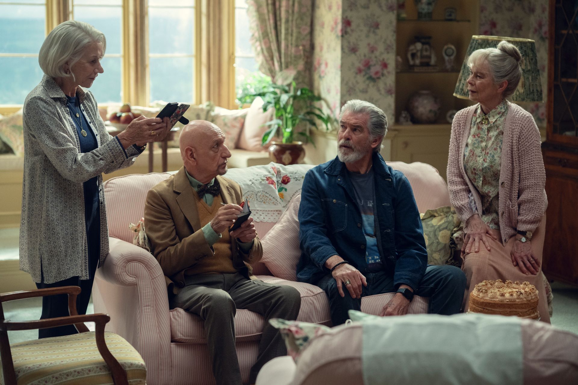 Helen Mirren, Pierce Brosnan, Sir Ben Kingsley, Celia Imrie - The Thursday Murder Club / Foto: Giles Keyte/So súhlasom spoločnosti Netflix; zdroj: © 2025 Netflix, Inc.