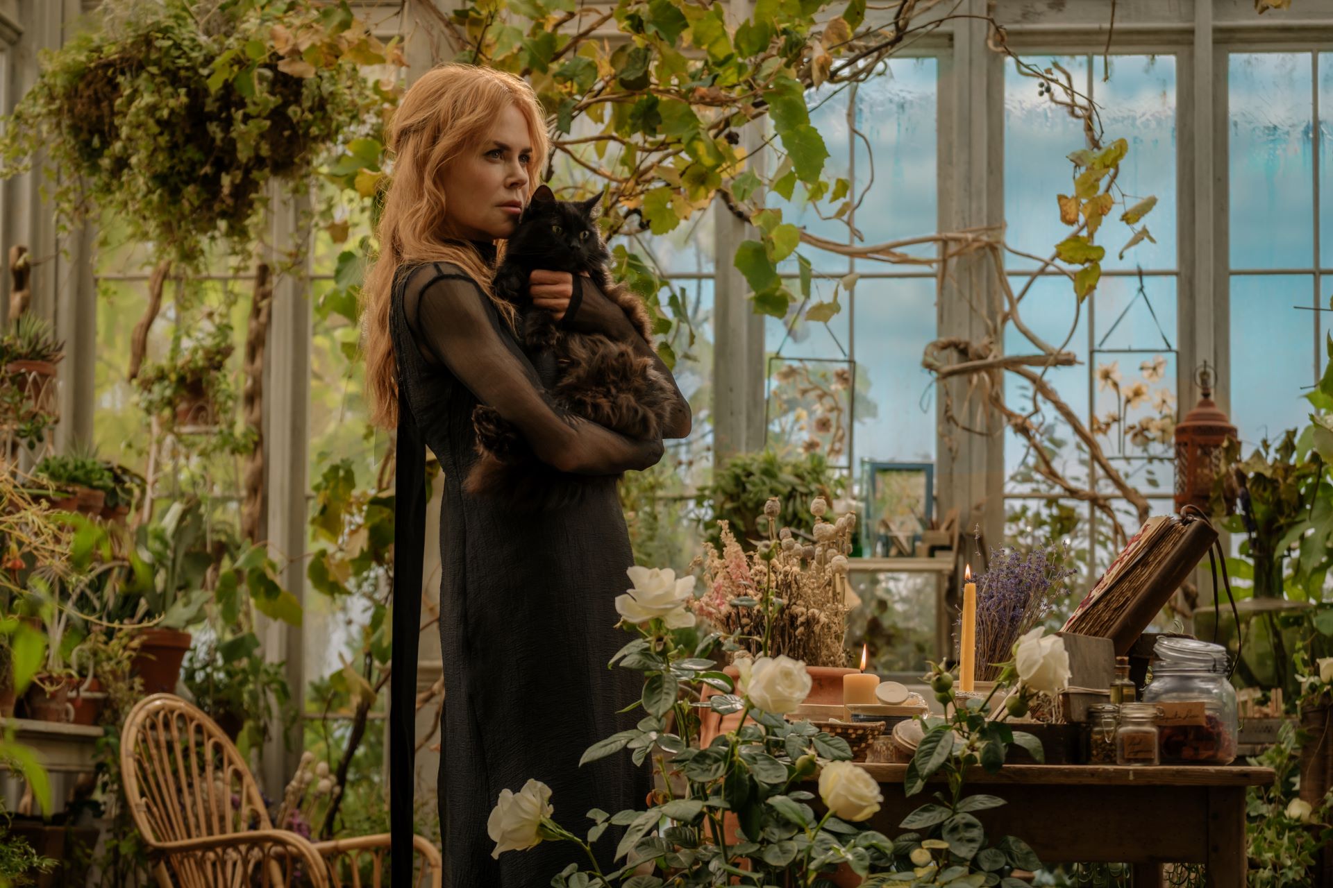 NICOLE KIDMAN v úlohe Gillian Owens vo filme „Practical Magic 2“, ktorý uvádza spoločnosť Warner Bros. Pictures.; Foto: Jaap Buitendijk; © 2026 Warner Bros. Ent. Všetky práva vyhradené