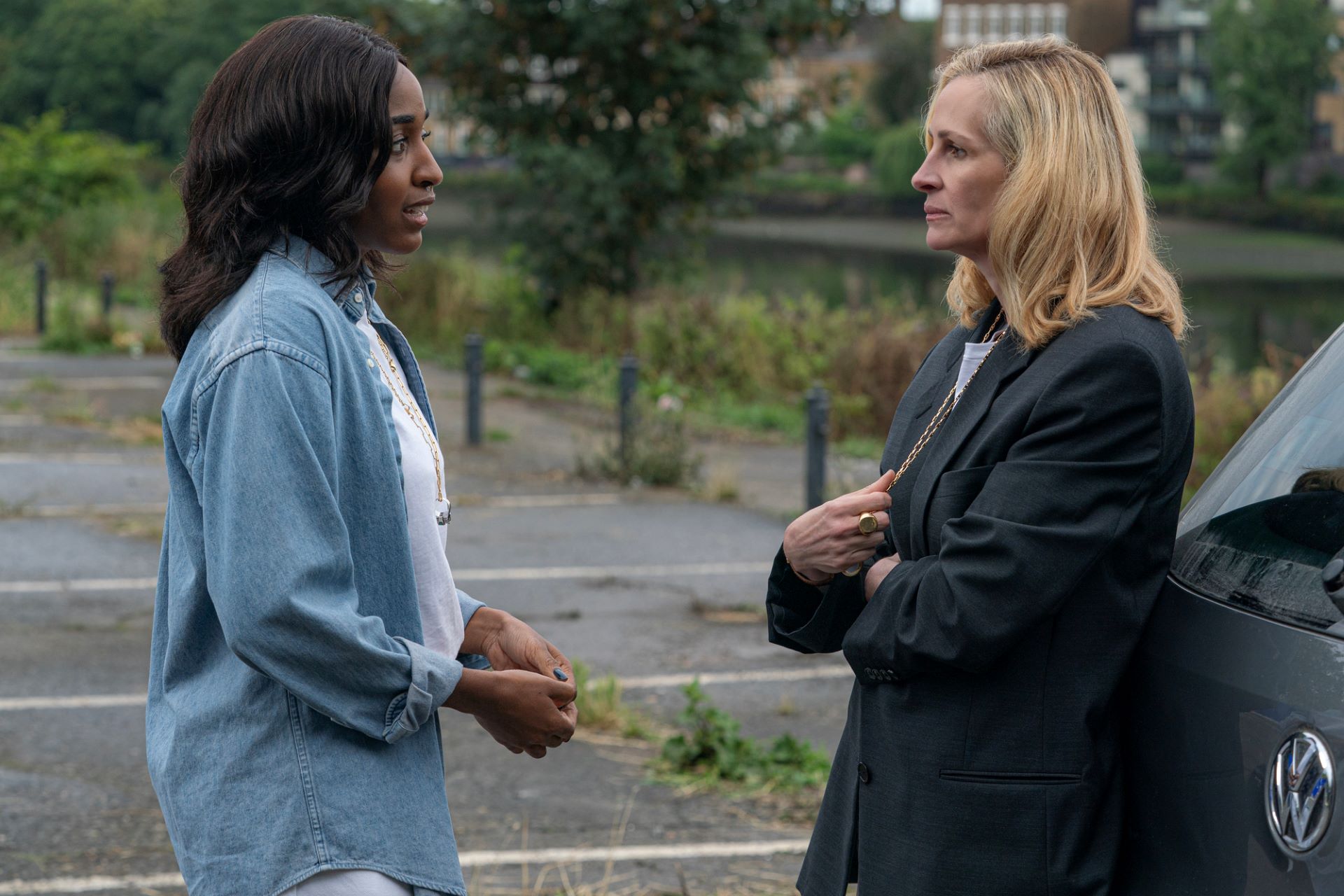 (Zľava doprava) Ayo Edebiri ako Maggie a Julia Roberts ako Alma vo filme AFTER THE HUNT od Amazon MGM Studios. Foto: Yannis Drakoulidis, © 2025 Amazon Content Services LLC. Všetky práva vyhradené.