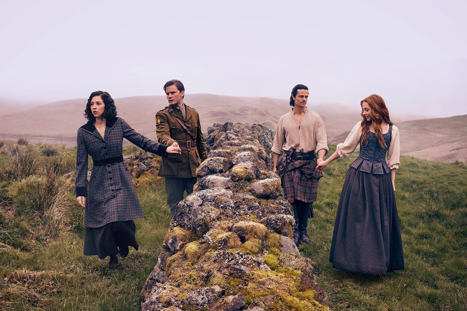 Hermione Corfield ako Julia Moriston, Jeremy Irvine ako Henry Beauchamp, Jamie Roy ako Brian Fraser a Harriet Slater ako Ellen MacKenzie. / Foto kredit: Victoria Will, Blood of My Blood © 2024 Starz Entertainment, LLC