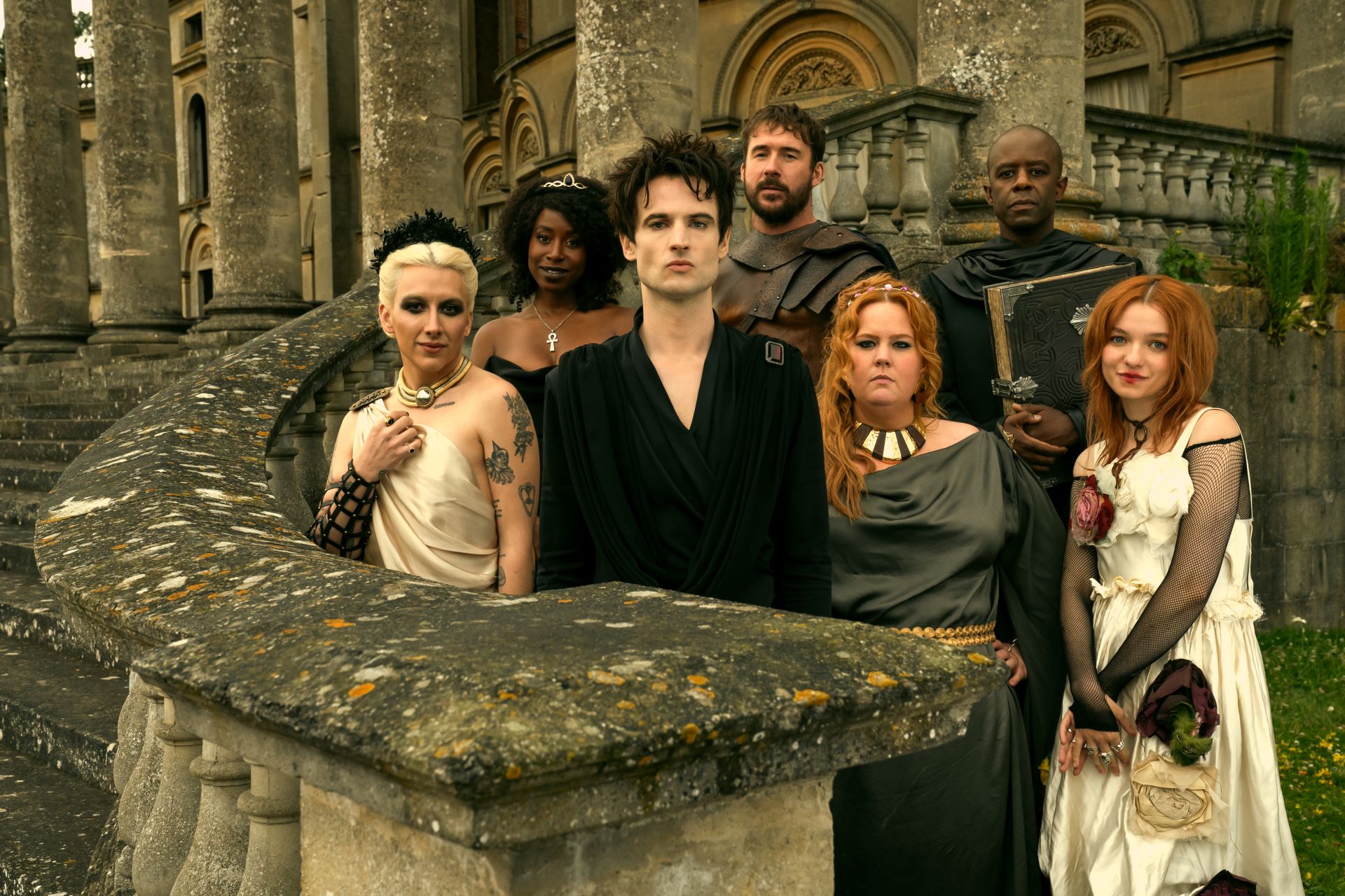 The Sandman. (Zľava doprava) Mason Alexander Park ako Desire, Kirby Howell-Baptiste ako Death, Tom Sturridge ako Dream, Barry Sloane ako Destruction, Donna Preston ako Despair, Adrian Lester ako Destiny, Esmé Creed-Miles ako Delirium v 205. epizóde seriálu The Sandman. Foto kredit: Ed Miller/Netflix © 2025