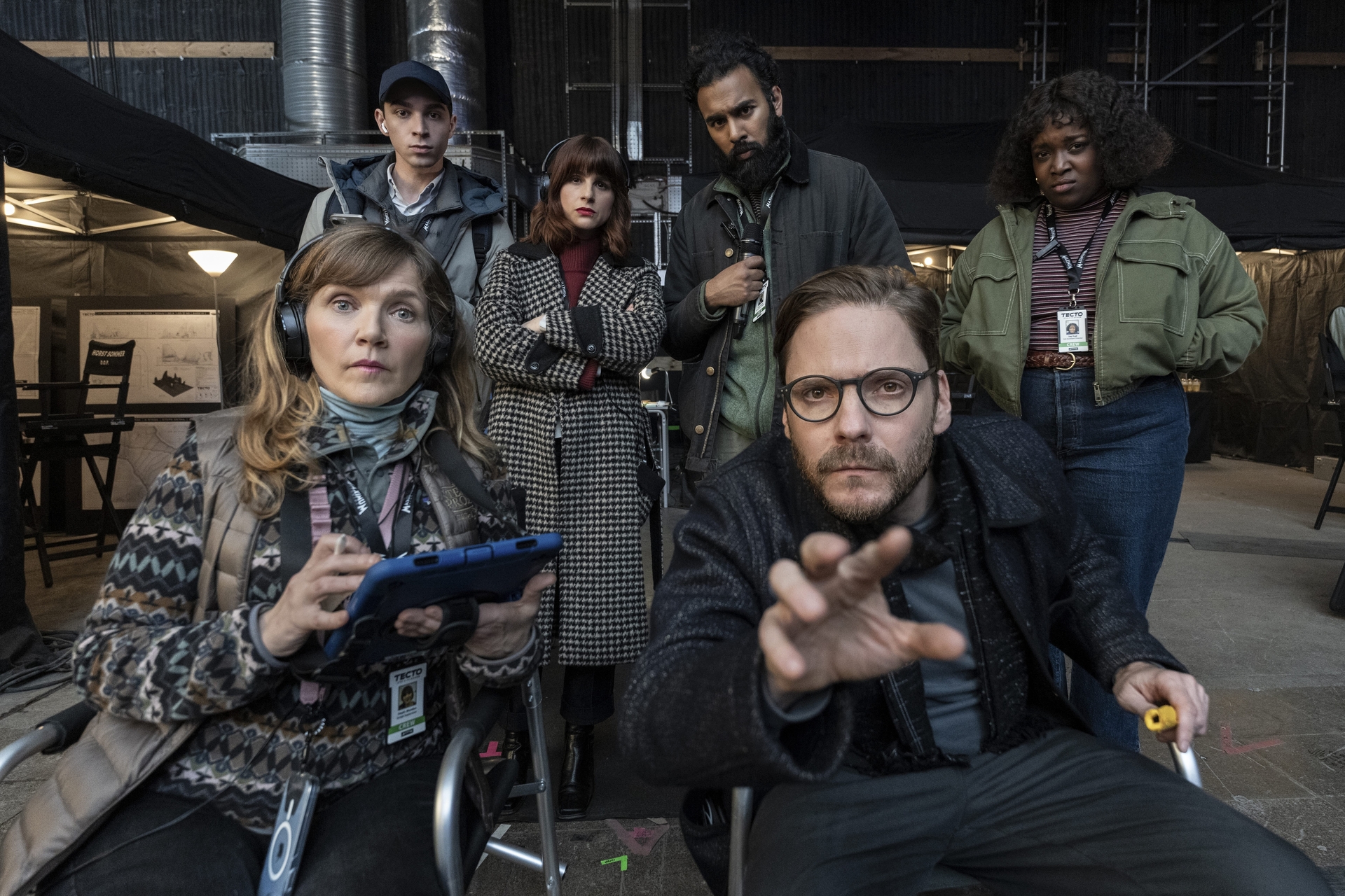 Jessica Hynes ako Steph, Daniel Brühl ako Eric,Isaac Powell ako Bryson, Aya Cash ako Anita, Himesh Patel ako Daniel,  Lolly Adefope ako Dag / Zdroj: Colin Hutton, HBO