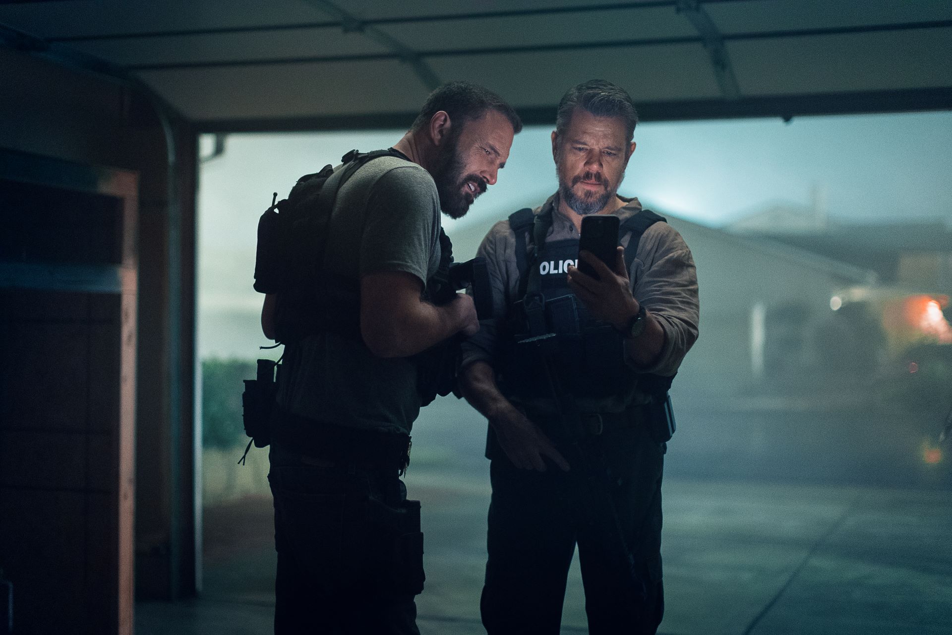 THE RIP. (Zľava doprava) Ben Affleck ako detektív seržant JD Byrne a Matt Damon ako poručík Dane Dumars vo filme The Rip. Foto kredit: Warrick Page/Netflix © 2025.