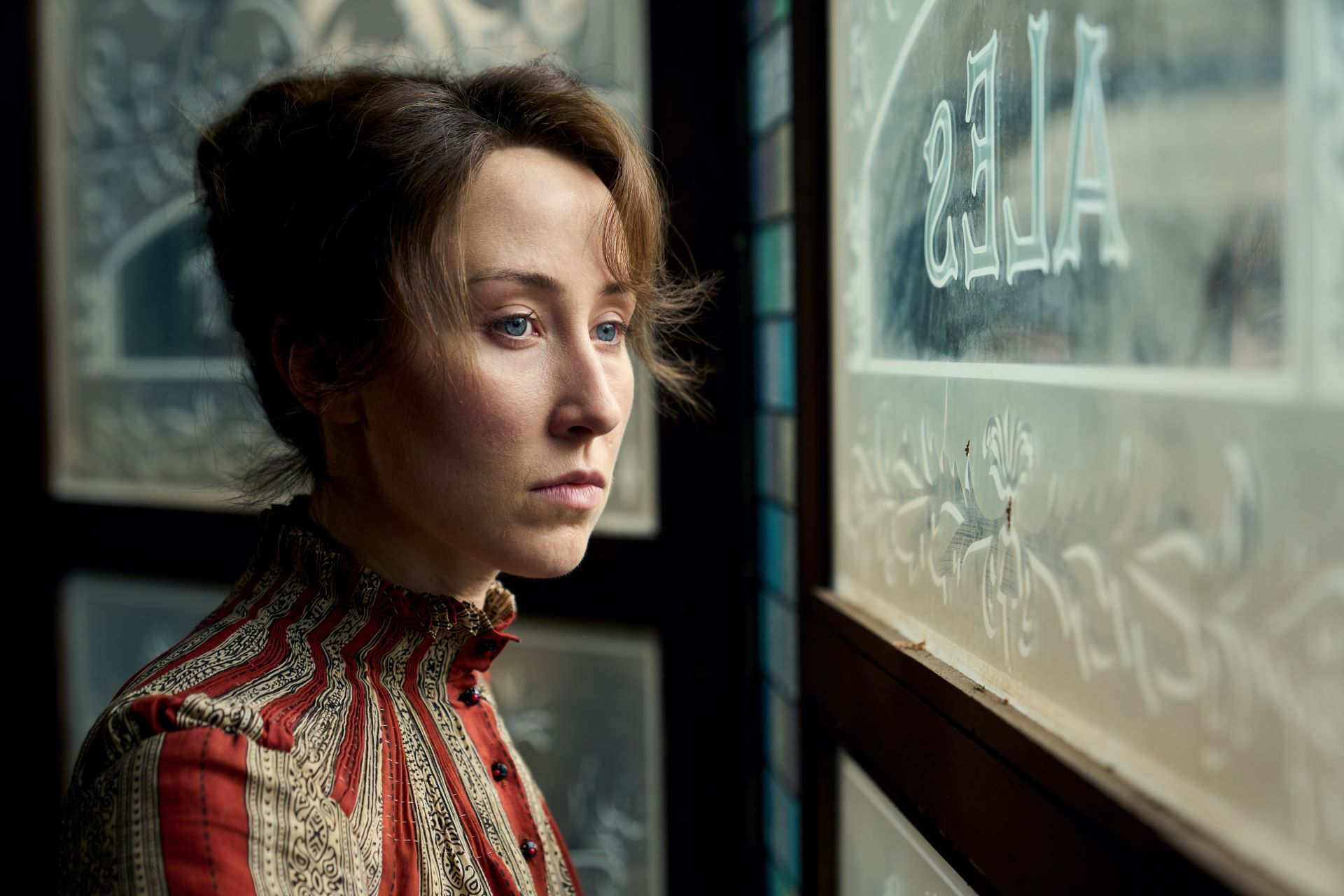 Tisíc úderov, 2. séria. Erin Doherty ako Mary v seriáli Tisíc úderov. Foto kredit: Robert Viglasky/Disney+ © 2025.