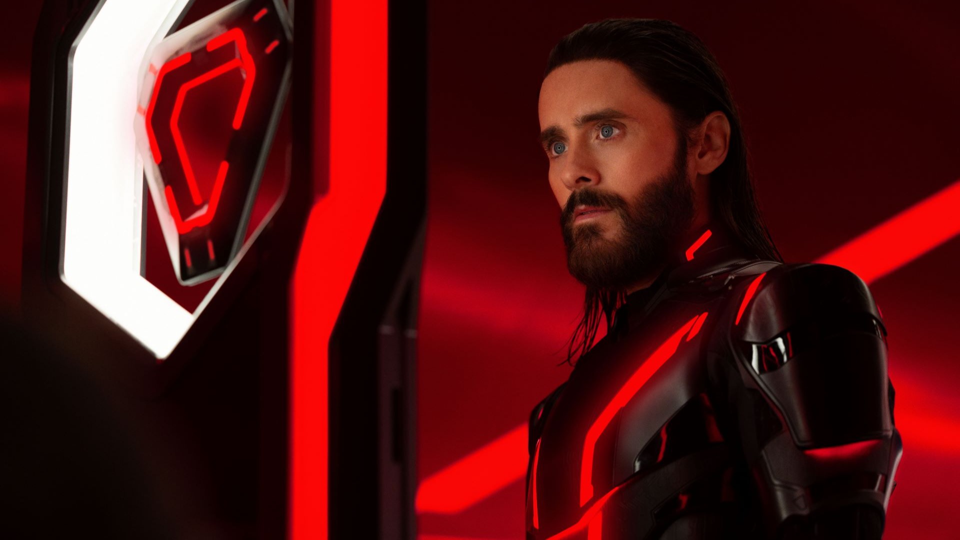 Jared Leto ako Ares vo filme TRON: ARES od Disney. Foto: Leah Gallo. © 2025 Disney Enterprises, Inc. Všetky práva vyhradené.