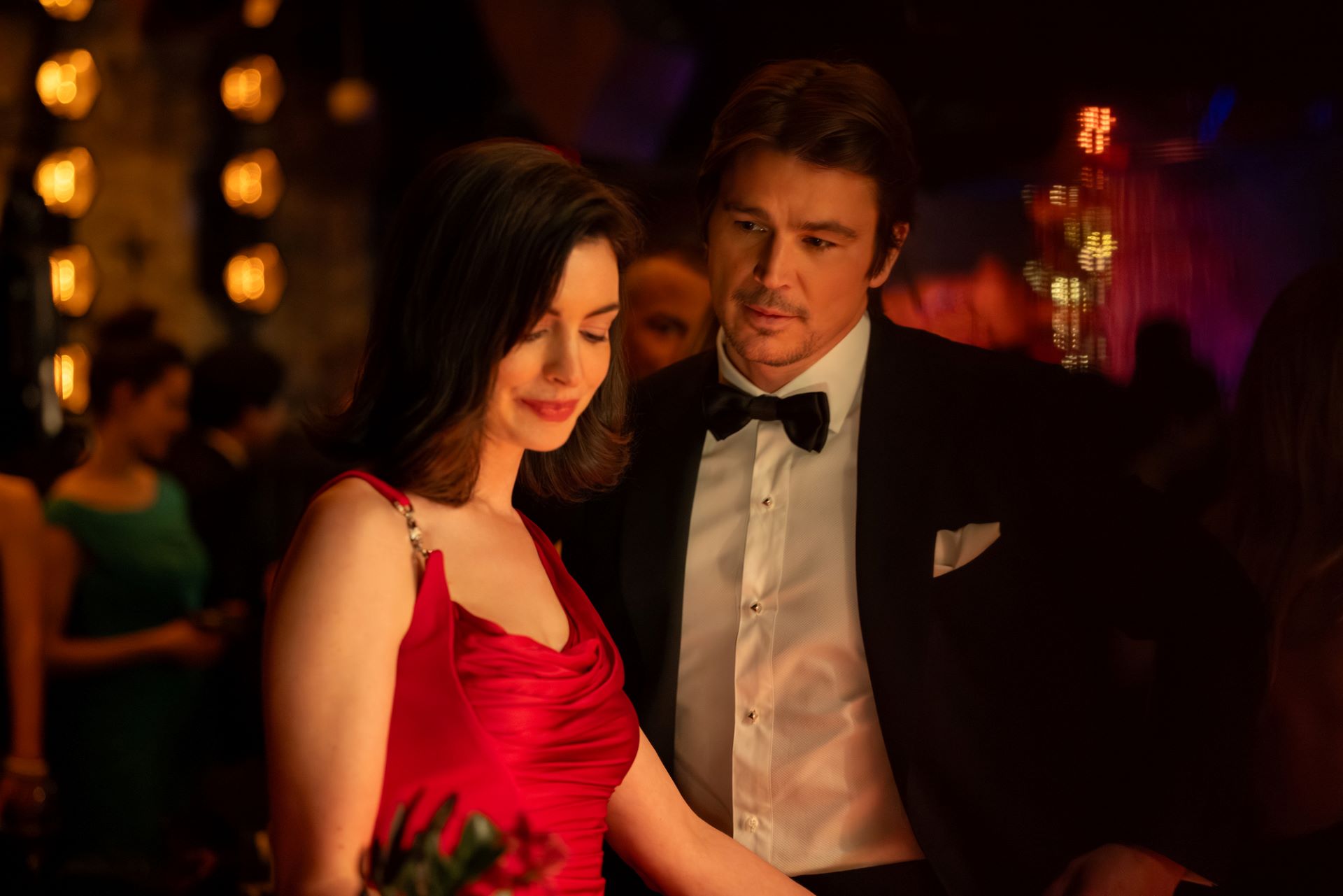 Anne Hathaway hrá Verity Crawfordovú a Josh Hartnett Jeremyho Crawforda v snímke VERITY režiséra Michaela Showaltera od Amazon MGM Studios. Foto: Alisha Wetherill © 2026 Amazon Content Services LLC. Všetky práva vyhradené.