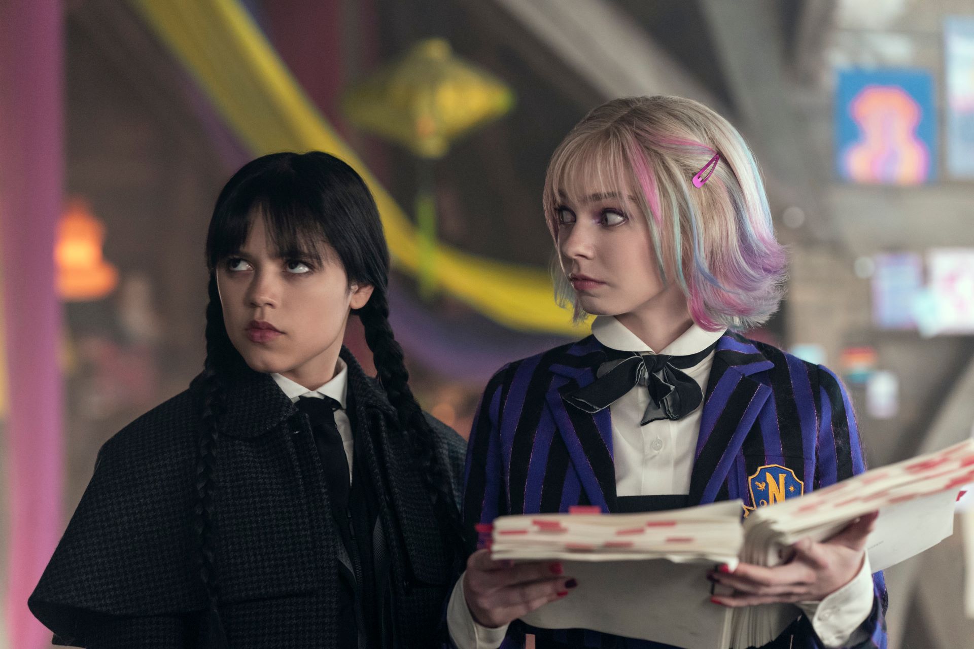 (Zľava doprava) Emma Myers ako Enid Sinclair, Jenna Ortega ako Wednesday v 2/01. epizóde seriálu Wednesday. Foto: Jonathan Hession / S povolením Netflix © 2025