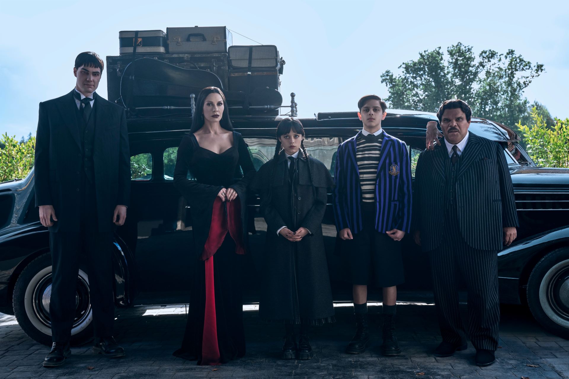(Zľava doprava) Joonas Suotamo ako Lurch, Catherine Zeta-Jones ako Morticia Addams, Jenna Ortega ako Wednesday, Isaac Ordonez aș Pugsley Addams, Thing, Luis Guzmán ako Gomez Addams v 2/01. epizóde seriálu Wednesday. Foto: Helen Sloan / S povolením Netflix © 2025