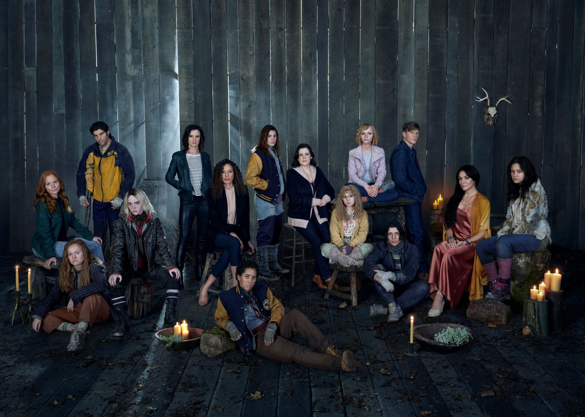 (L-P): Lauren Ambrose ako Van, Liv Hewson ako Teen Van, Steven Krueger ako Ben Scott, Sophie Thatcher ako Teen Natalie, Juliette Lewis ako Natalie, Tawny Cypress ako Taissa, Jasmin Savoy Brown ako Teen Taissa, Sophie Nélisse ako Teen Shauna, Melanie Lynskey ako Shauna, Samantha Hanratty ako Teen Misty, Christina Ricci ako Misty, Kevin Alves ako Teen Travis, Warren Kole ako Jeff Sadecki, Simone Kessell ako Lottie a Courtney Eaton ako Teen Lottie v seriáli YELLOWJACKETS, 2. séria. Foto: Lorenzo Agius/SHOWTIME.  Translated with DeepL.com (free version)