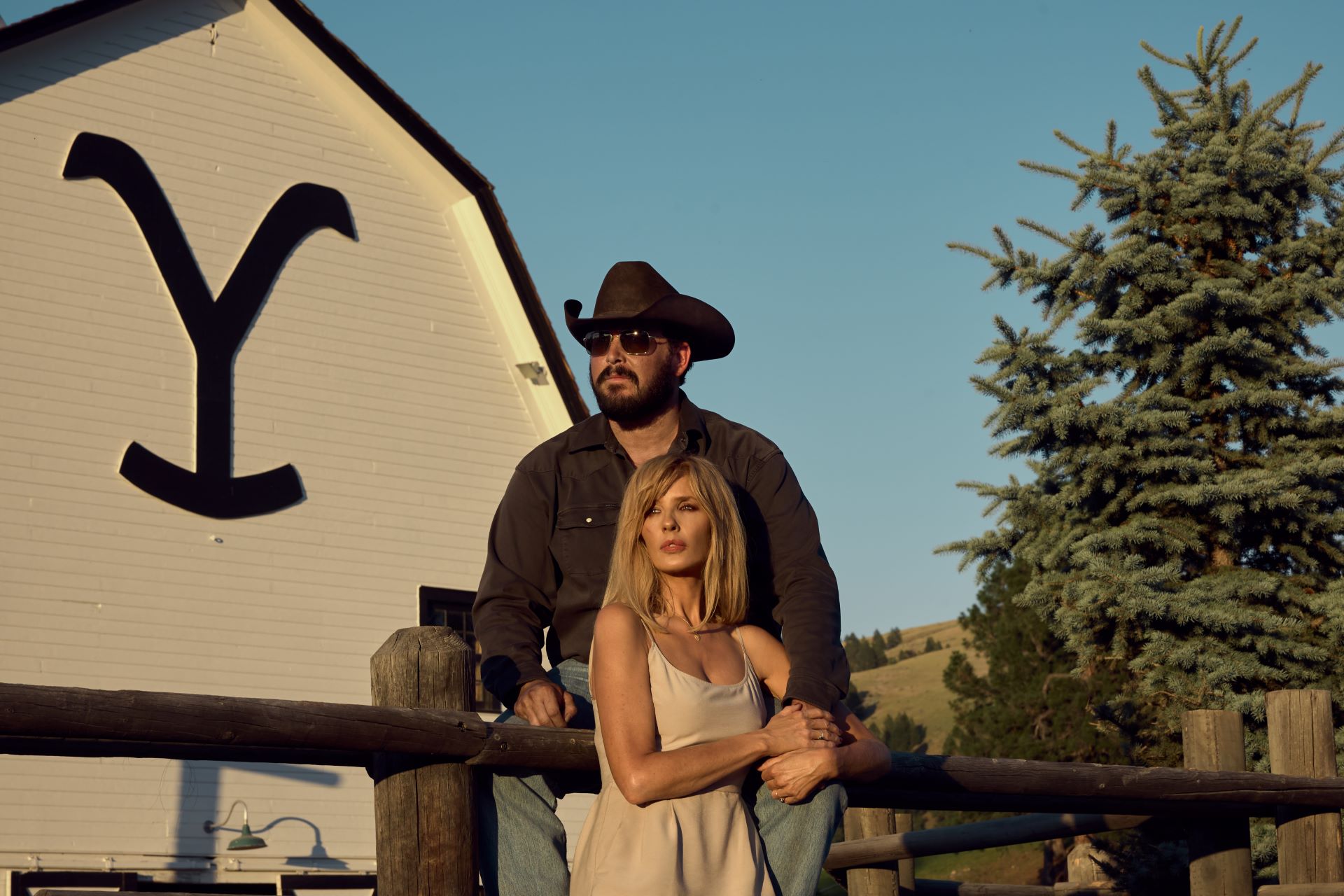 Z ľavej strany: Cole Hauser ako Rip Wheeler a Kelly Reillyová ako Beth Duttonová v epizóde 5/13 seriálu Yellowstone spoločnosti Paramount Network / Zdroj: SkyShowtime