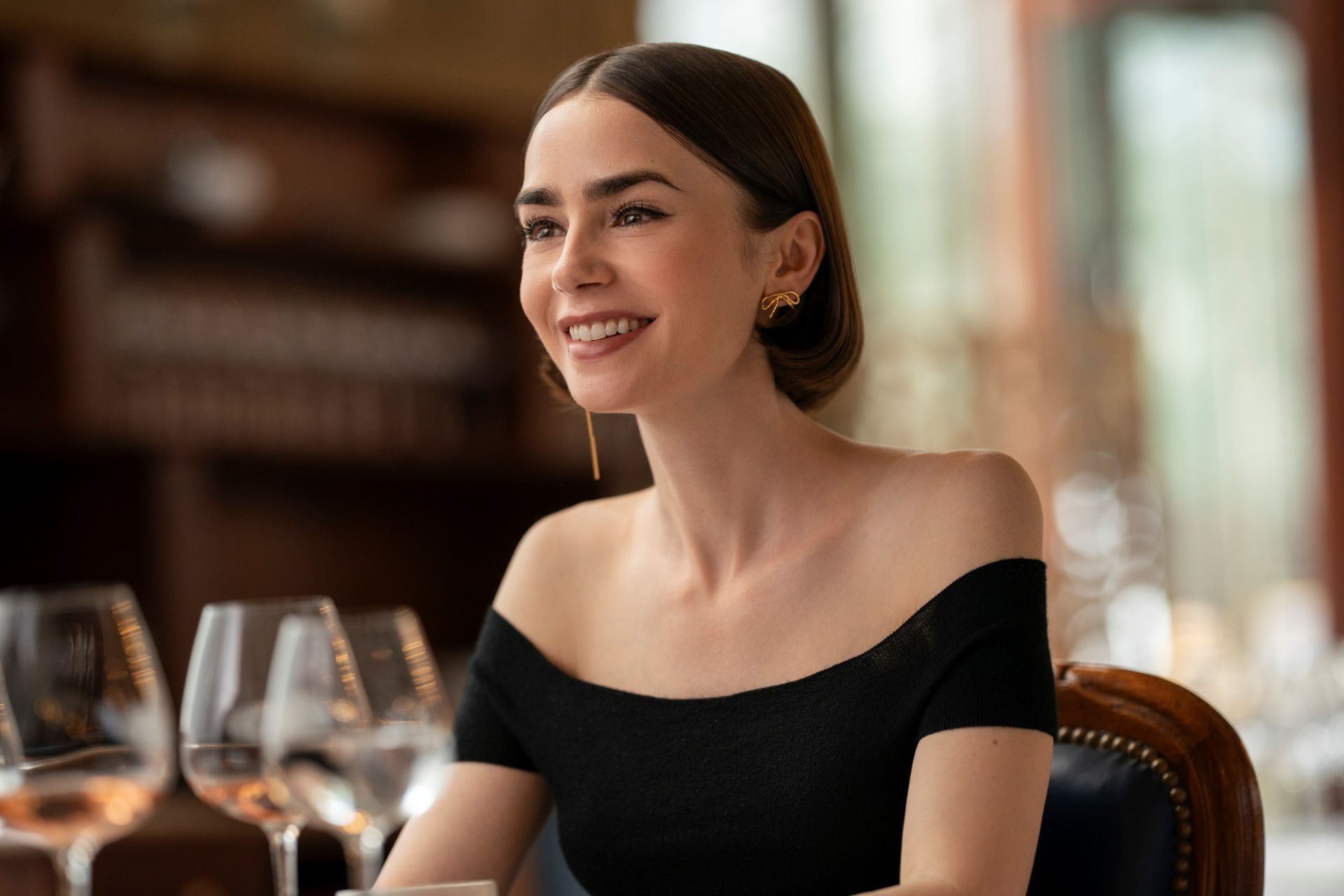 Lily Collins ako Emily v epizóde 5-09 seriálu Emily v Paríži. Foto kredit: Caroline Dubois/S povolením Netflix © 2025