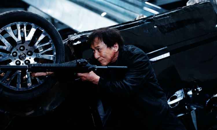 Jackie Chan čelí umelej inteligencii v akčnej krimi Hrana stínu
