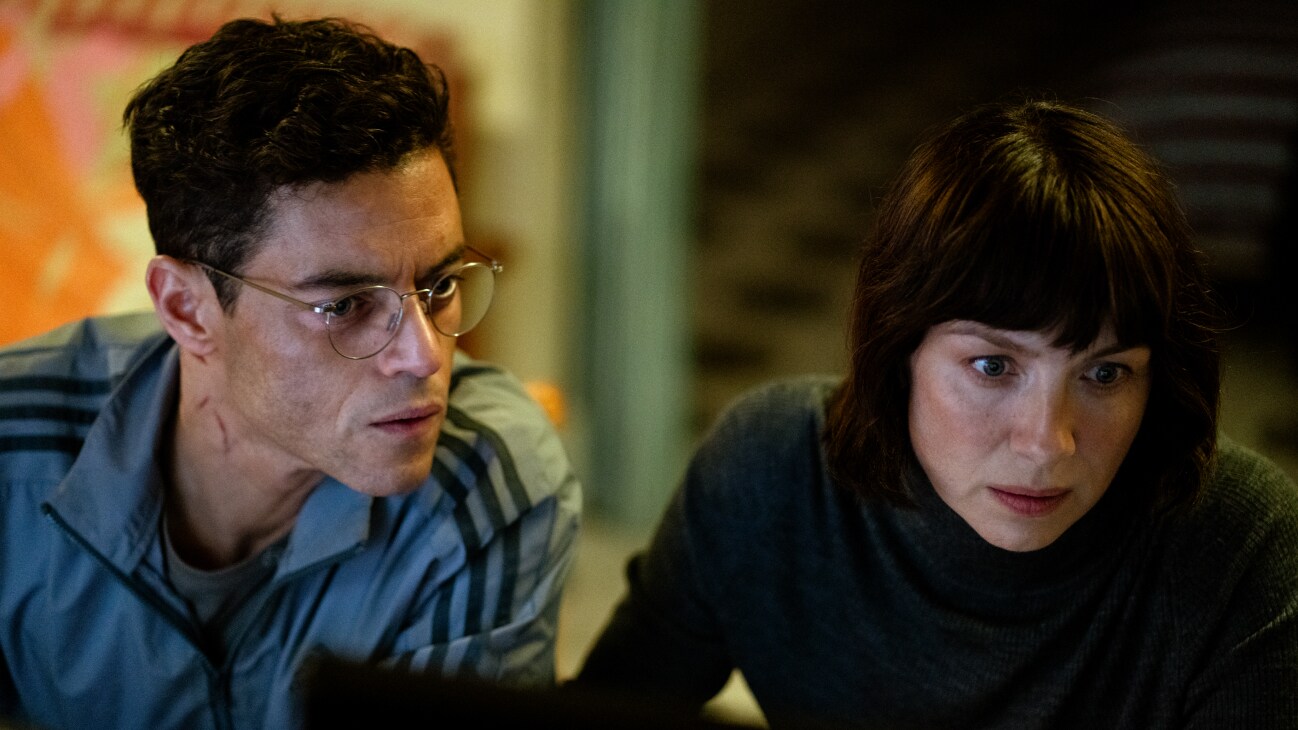 (L-R) Rami Malek ako Heller a Caitriona Balfe ako Inquiline vo filme THE AMATEUR od 20th Century Studios. Photo by John Wilson. © 2024 20th Century Studios. Všetky práva vyhradené.