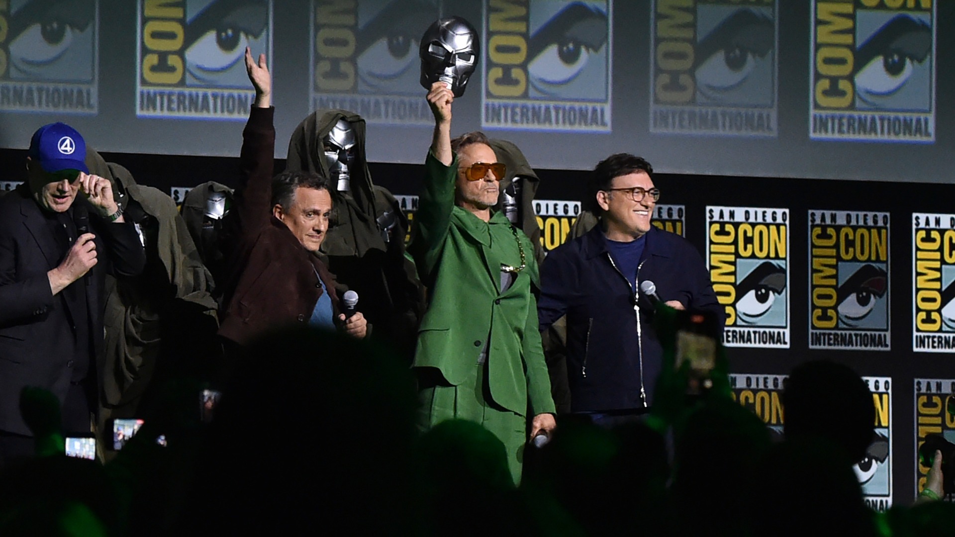 Kevin Feige, zľava Joe Russo, Robert Downey Jr. a Anthony Russo sa zúčastňujú na paneli štúdia Marvel počas Comic-Con International v sobotu 27. júla 2024 v San Diegu. (Foto: Richard Shotwell/Invision/AP)