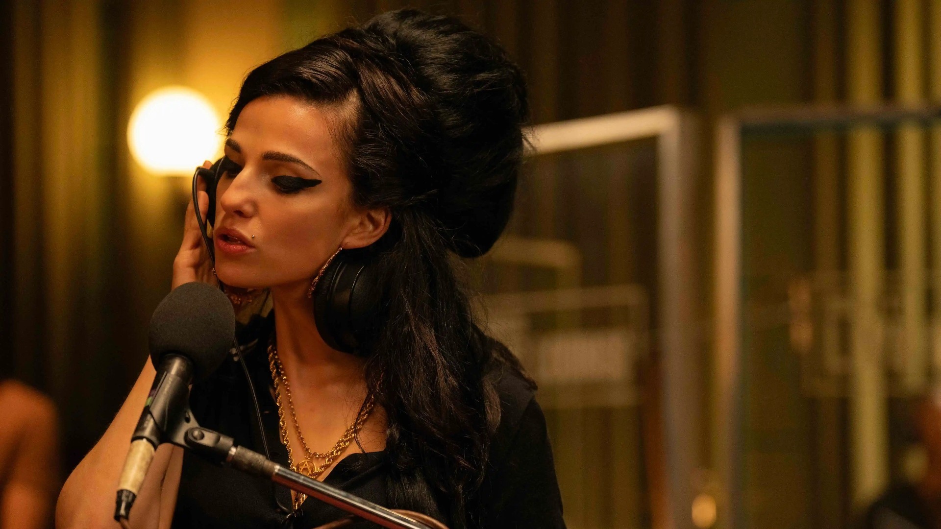 BACK TO BLACK: Neúprosný príbeh vzostupu a pádu Amy Winehouse