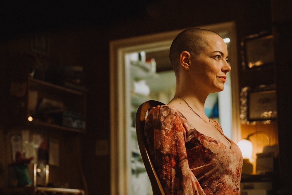 Emma Stone stvárňuje Michelle vo filme BUGONIA režiséra Yorgosa Lanthimosa, ktorý distribuuje spoločnosť Focus Features. Zdroj: Atsushi Nishijima/Focus Features © 2025 Všetky práva vyhradené., Zdroj foto: CinemArt