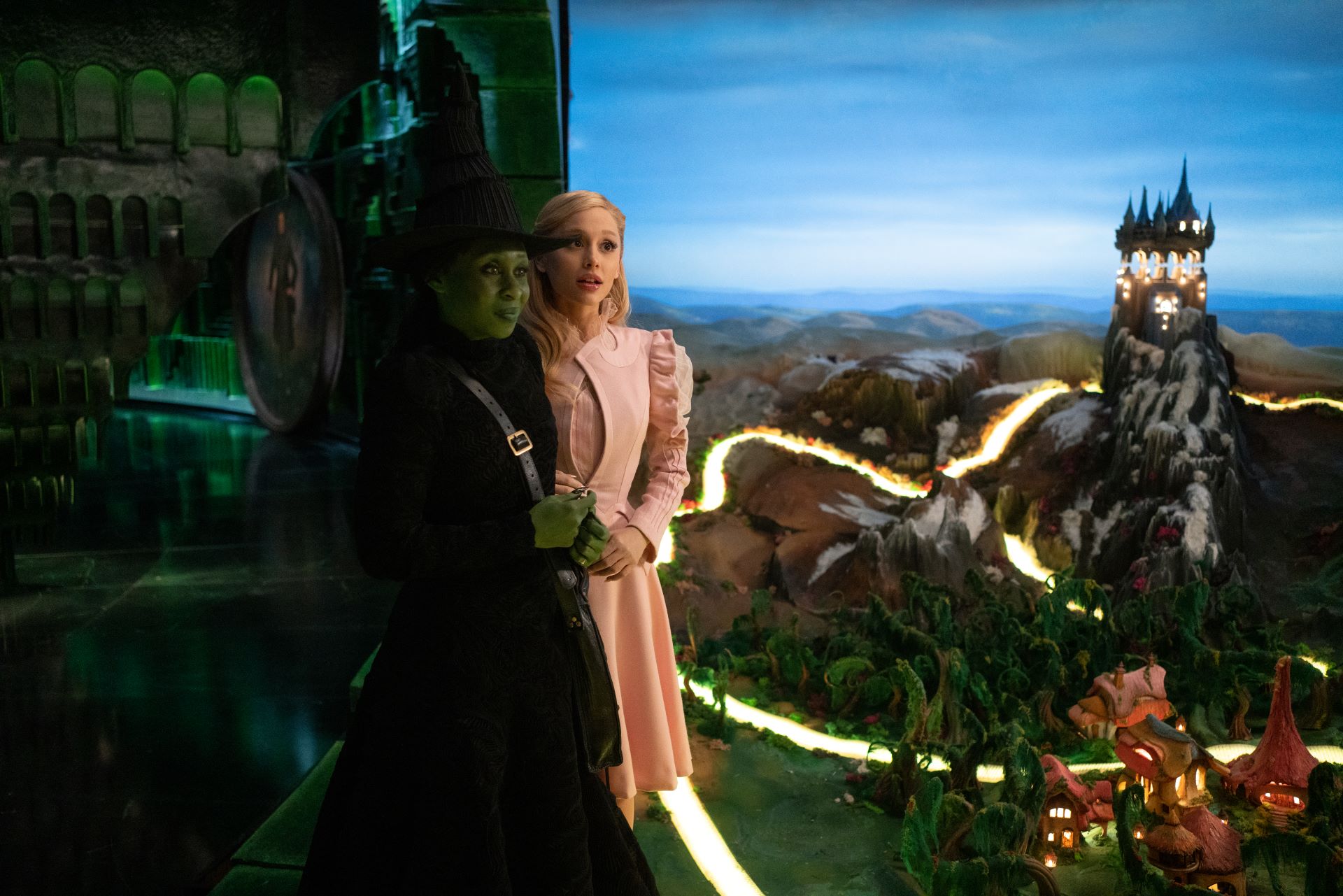 Zľava doprava: Cynthia Erivo je Elphaba a Ariana Grande je Glinda vo filme Čarodejka, réžia: Jon M. Chu; Foto: Giles Keyte/Universal Pictures; © Universal Studios. Všetky práva vyhradené.