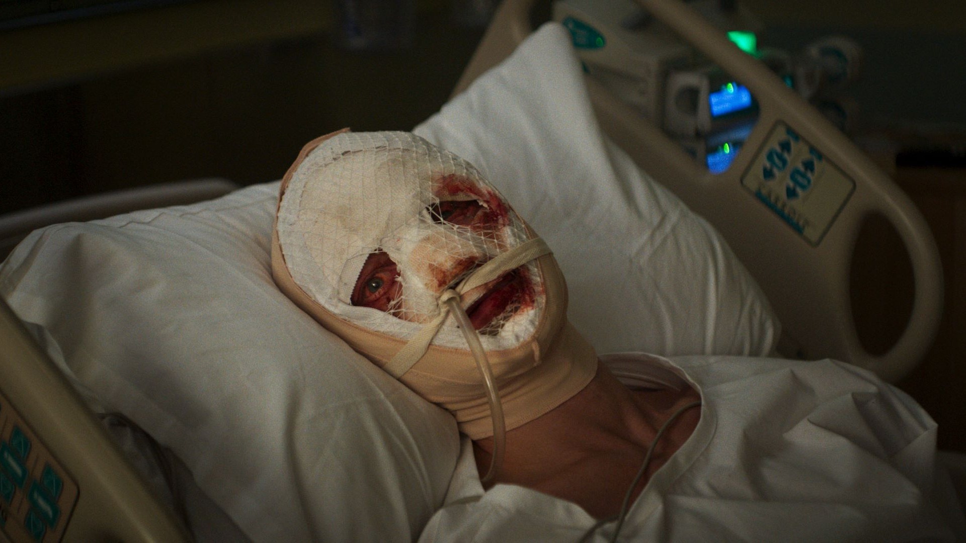 TOM RHYS HARRIES v úlohe Matta Hagena vo filme „Clayface“ od DC Studios, distribuovanom spoločnosťou Warner Bros. Pictures.  Foto s povolením Warner Bros. Pictures