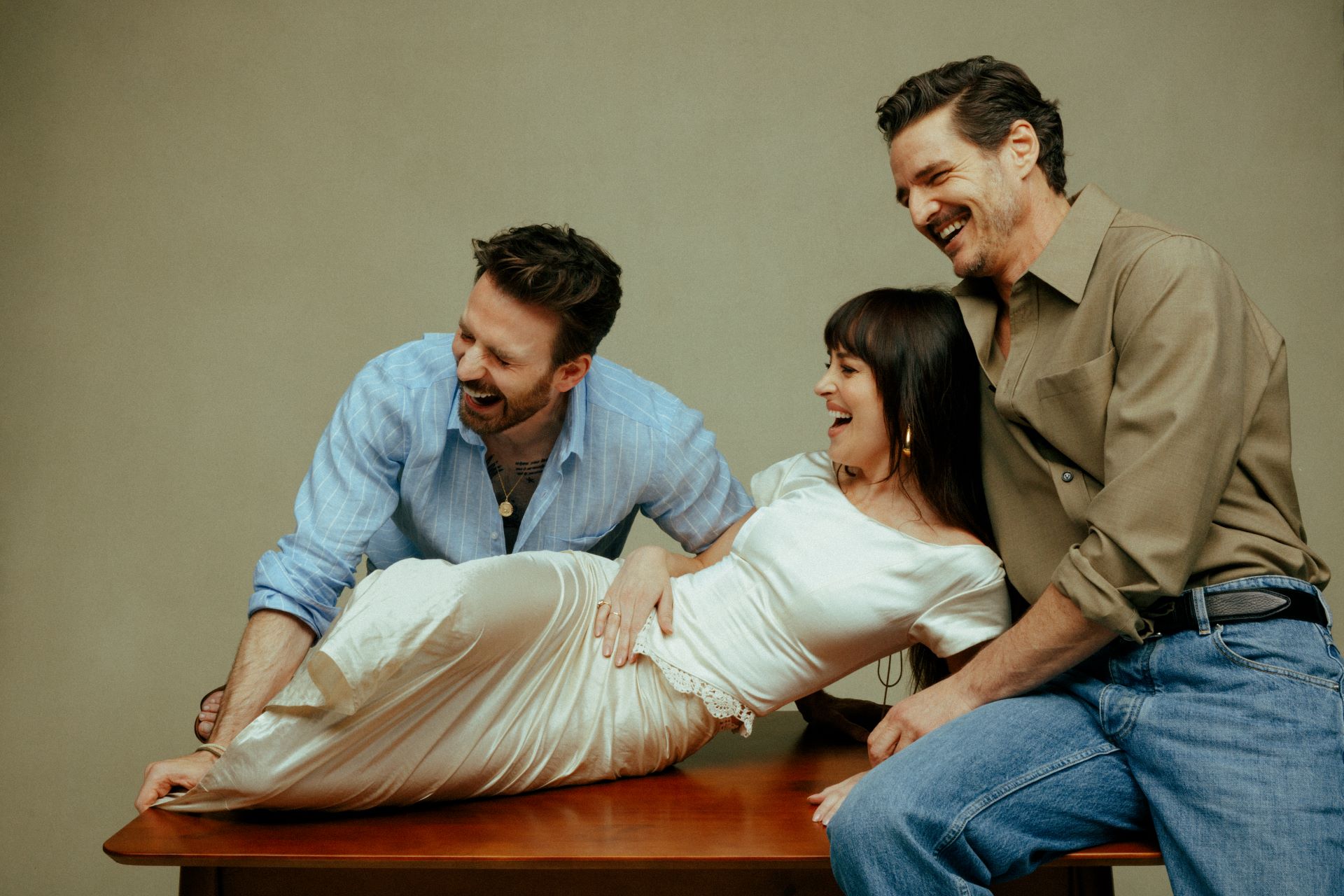 Dokonalá zhoda - Chris Evans, Dakota Johnson, Pedro Pascal, Materialists / Foto:Charlie Clift; A24