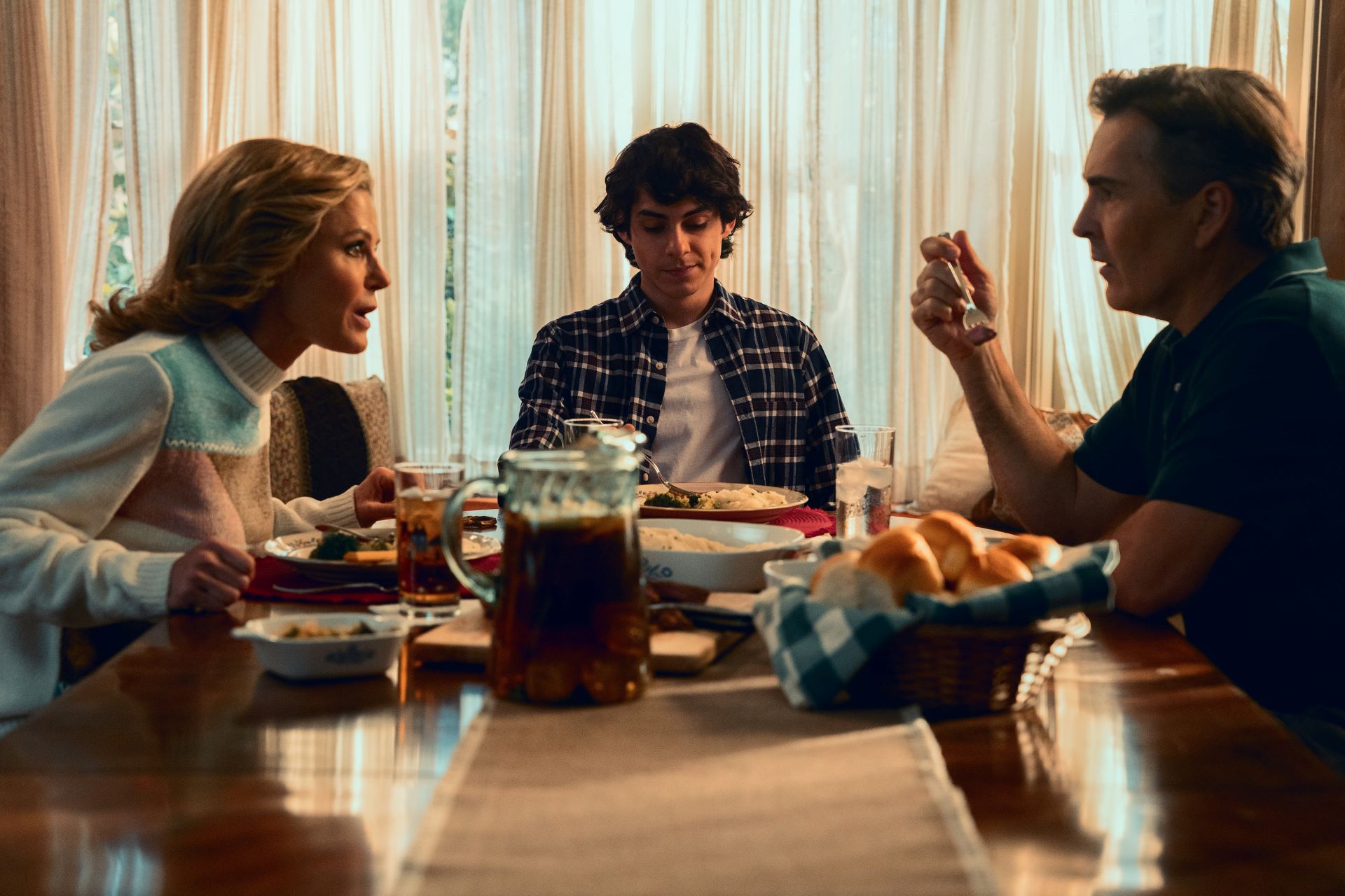 HYSTERIA! „The Satanic Panic“ Episode 1/01, (l-p) Julie Bowen as Linda Campbell, Emjay Anthony as Dylan, Nolan North as Gene Campbell / Foto: Daniel Delgado/PEACOCK