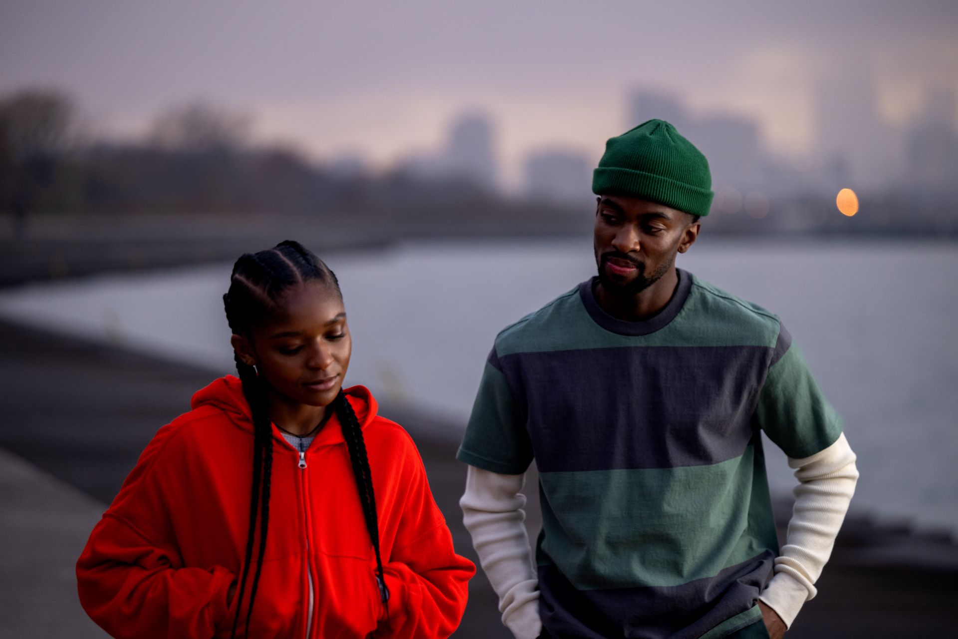 (L-P): Ironheart/Riri Williams (Dominique Thorne) a Xavier (Matthew Elam) v seriáli IRONHEART spoločnosti Marvel, exkluzívne na Disney+. Foto: Jalen Marlowe. © 2025 MARVEL. Všetky práva vyhradené.