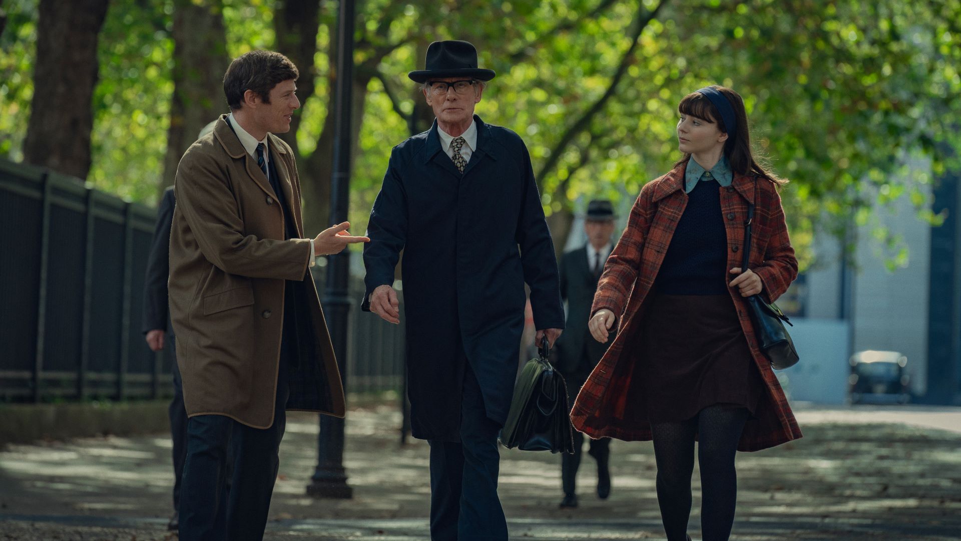 Joy. Zľava doprava Bill Nighy ako Patrick Steptoe, Thomasin McKenzie ako Jean Purdy, James Norton ako Robert Edwards / Kr. Kerry Brown, S povolením Netflix © 2024