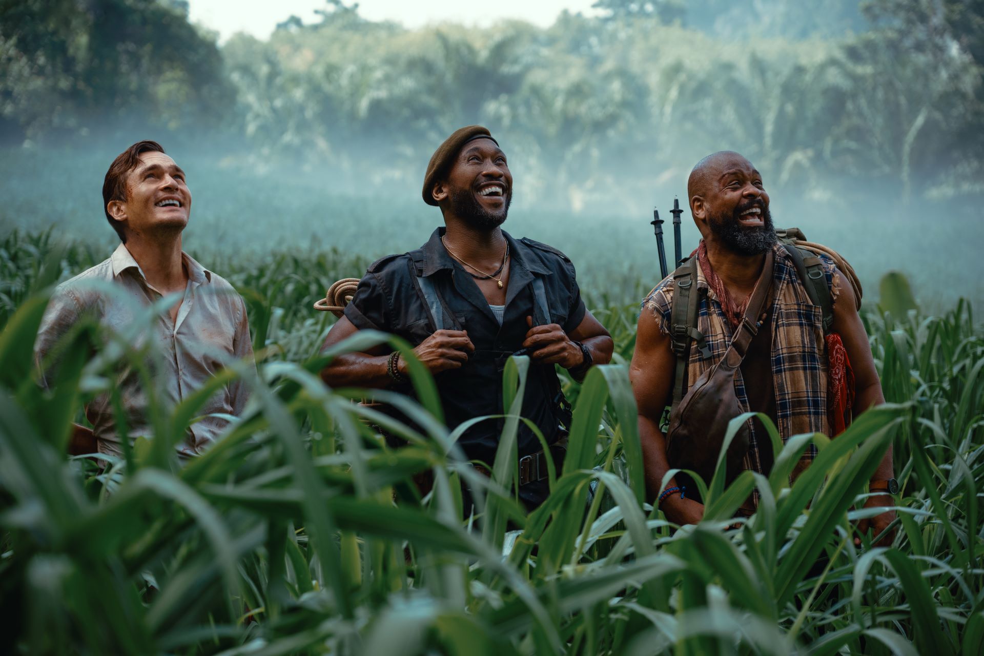 Zľava doprava: Rupert Friend ako Martin Krebs, Mahershala Ali ako Duncan Kincaid a Bechir Sylvain ako Leclerc vo filme JURASSIC WORLD REBIRTH v réžii Garetha Edwardsa. Foto: Jasin Boland/Universal Pictures a Amblin Entertainment; © Universal Studios. Všetky práva vyhradené.