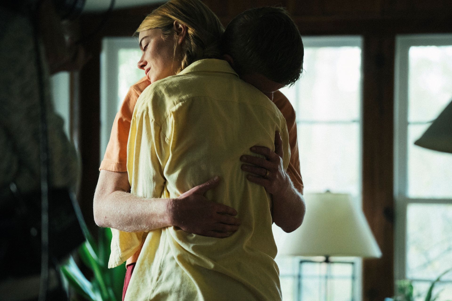 Emma Stone a Jesse Plemons vo filme KINDS OF KINDNESS. Foto: Atsushi Nishijima. So súhlasom Searchlight Pictures. © 2024 Searchlight Pictures All Rights Reserved