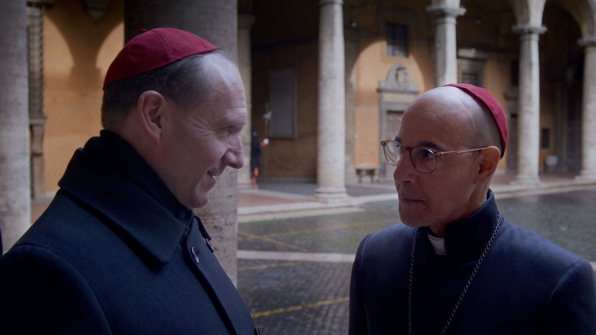 (Zľava doprava) Ralph Fiennes ako kardinál Lawrence a Stanley Tucci ako kardinál Bellini vo filme CONCLAVE režiséra Edwarda Bergera, ktorý uvádza spoločnosť Focus Features. Kredit: So súhlasom Focus Features. © 2024 Všetky práva vyhradené.