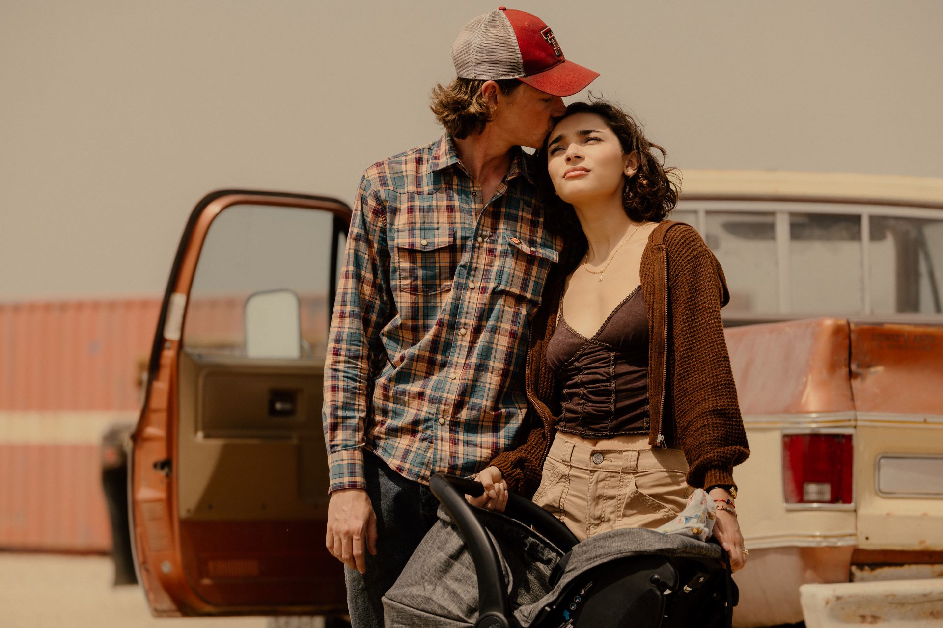 Jacob Lofland ako Cooper Norris a Paulina Chavez ako Ariana v epizóde 1, 2. série seriálu Landman, vysielanom na Paramount+. Foto: Emerson Miller/Paramount+; ©2025 Viacom International Inc. Všetky práva vyhradené. Zdroj: SkyShowtime