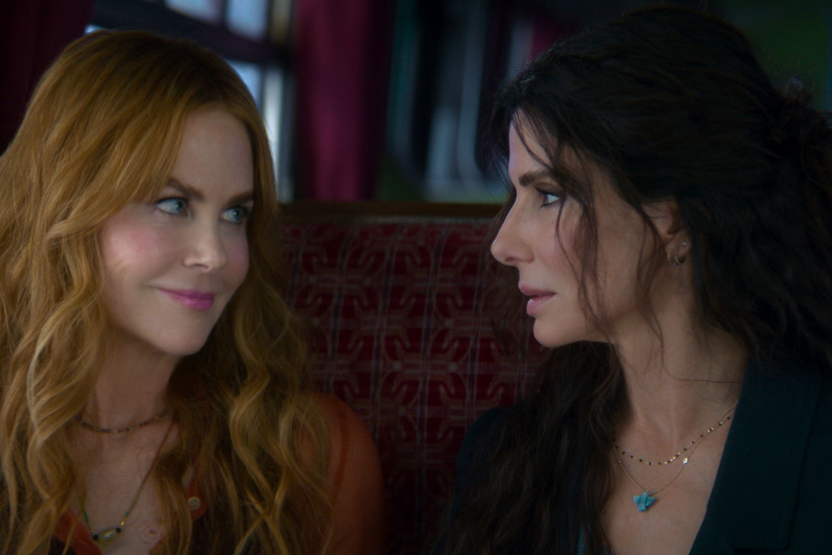 (zľava doprava) SANDRA BULLOCK ako Sally Owensová, MAISIE WILLIAMS ako Antonia, JOEY KING ako Kyle vo filme „Practical Magic 2“, ktorý uvádza spoločnosť Warner Bros. Pictures.; Foto: Jaap Buitendijk; © 2026 Warner Bros. Ent. Všetky práva vyhradené