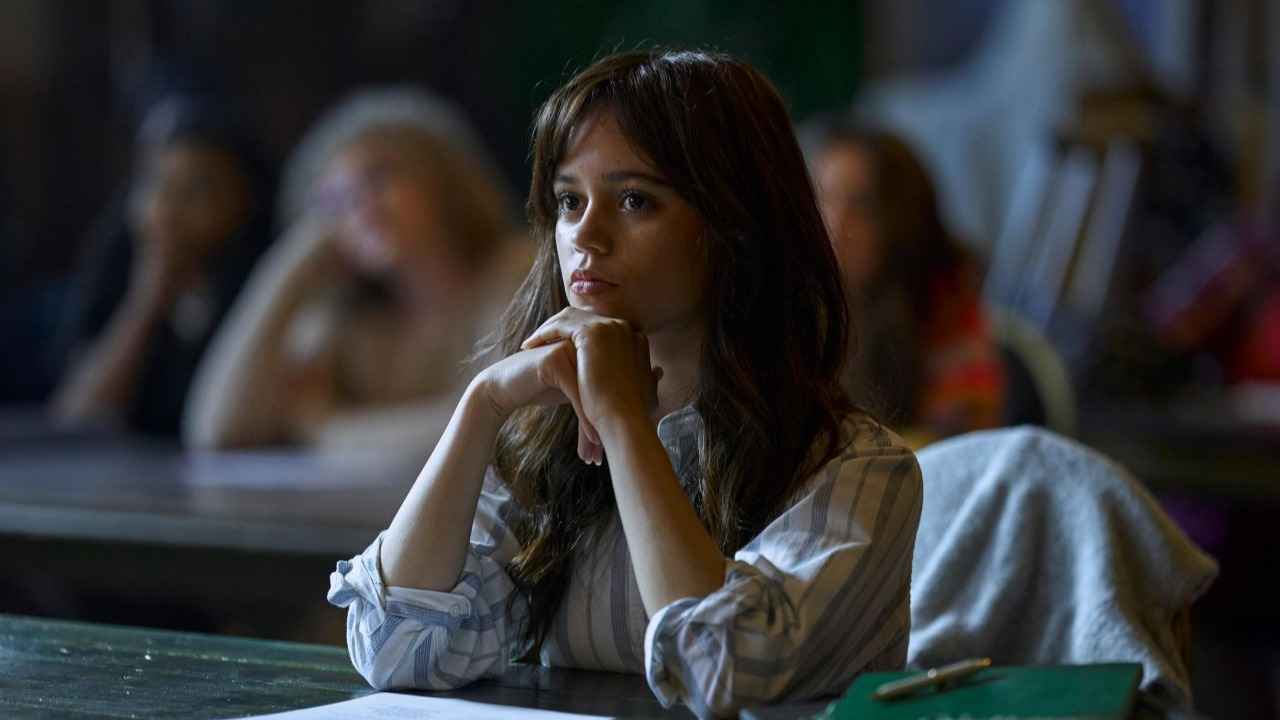 Do kín prišlo Millerovo dievča, študentka vo filme zvádza profesora