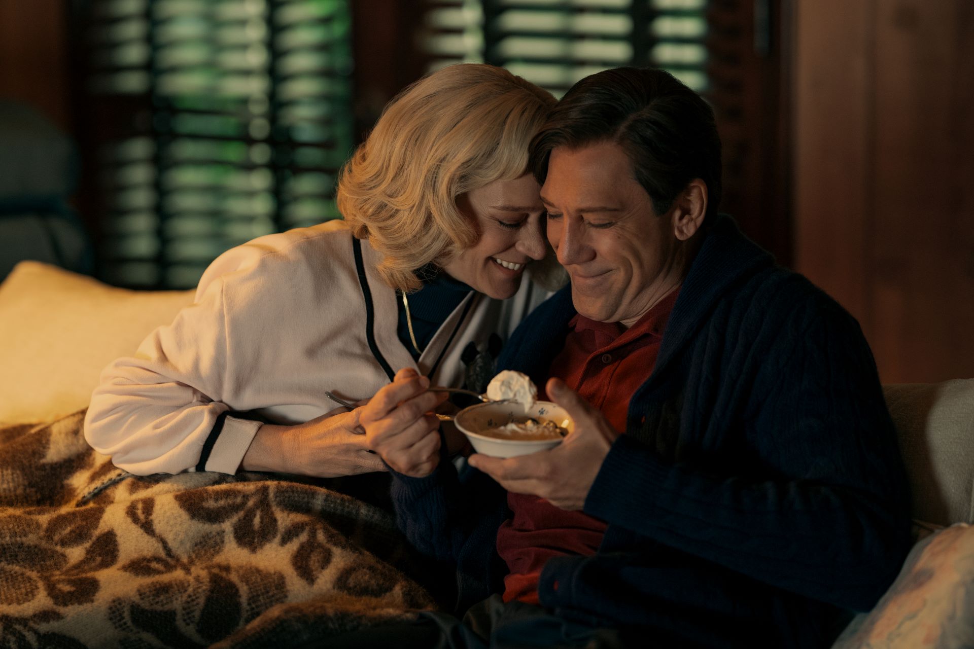 Monsters: Príbeh Lylea a Erika Menendezovcov. (Zľava doprava) Chloë Sevigny ako Kitty Menendez, Javier Bardem ako Jose Menendez v 206. epizóde seriálu Monsters: The Lyle And Erik Menendez Story. Foto: Miles Crist / S dovolením Netflix © 2024