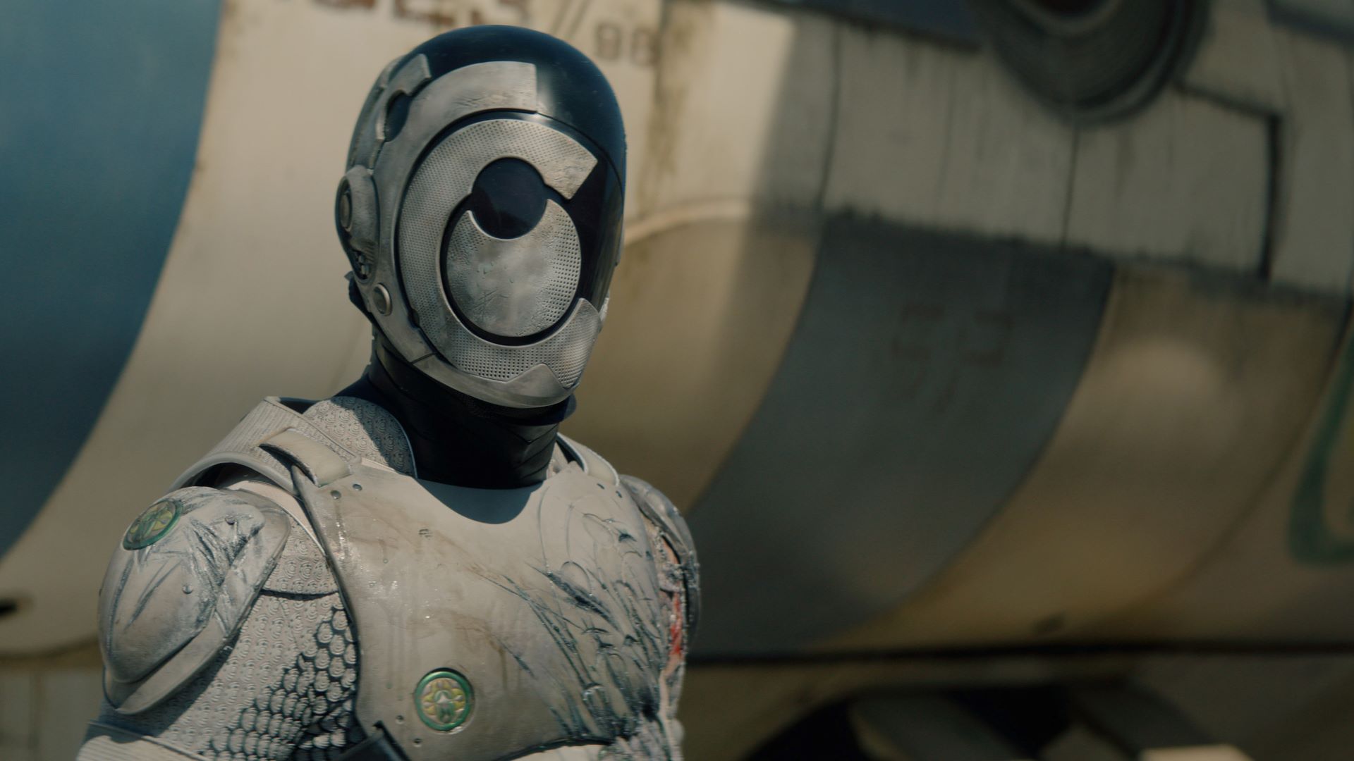 Alexander Skarsgård v seriáli Murderbot, ktorý sa teraz streamuje na Apple TV+.