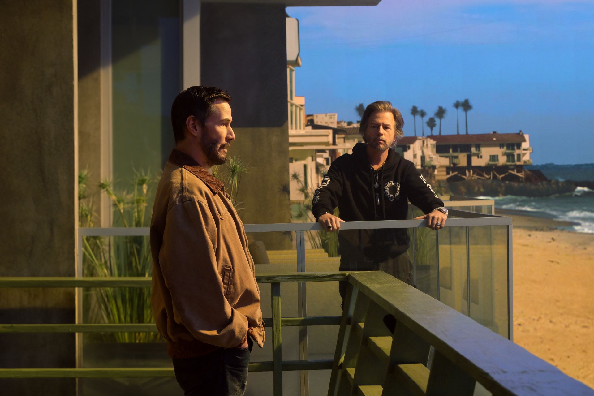 Keanu Reeves a David Spade vo filme „Outcome“, premiéra 10. apríla 2026 na Apple TV., Tobin Yelland, © 2026 Apple Inc. Všetky práva vyhradené.