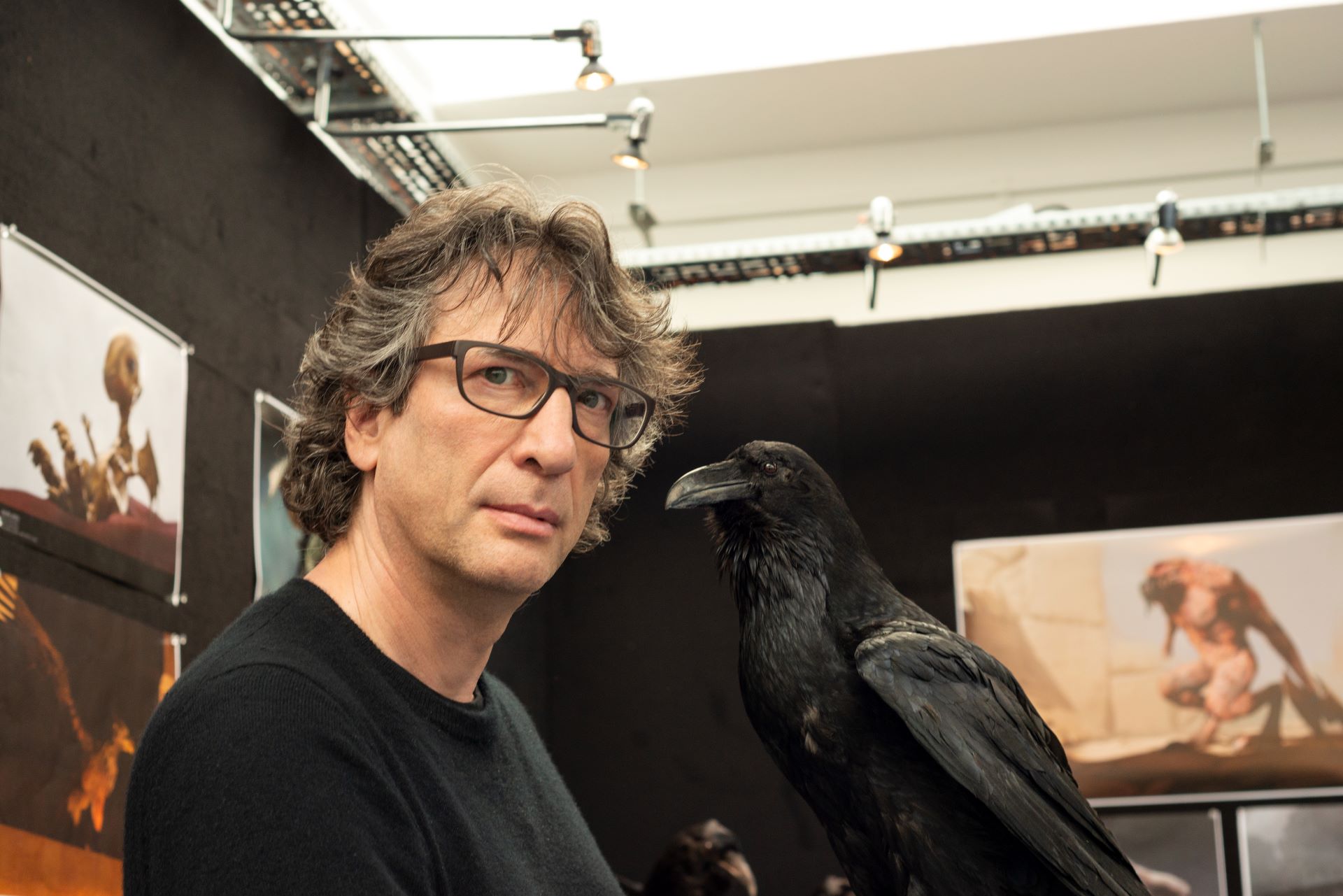 The Sandman. Spisovateľ Neil Gaiman na pľaci filmu The Sandman. Z láskavým dovolením Ekua King/Netflix © 2022