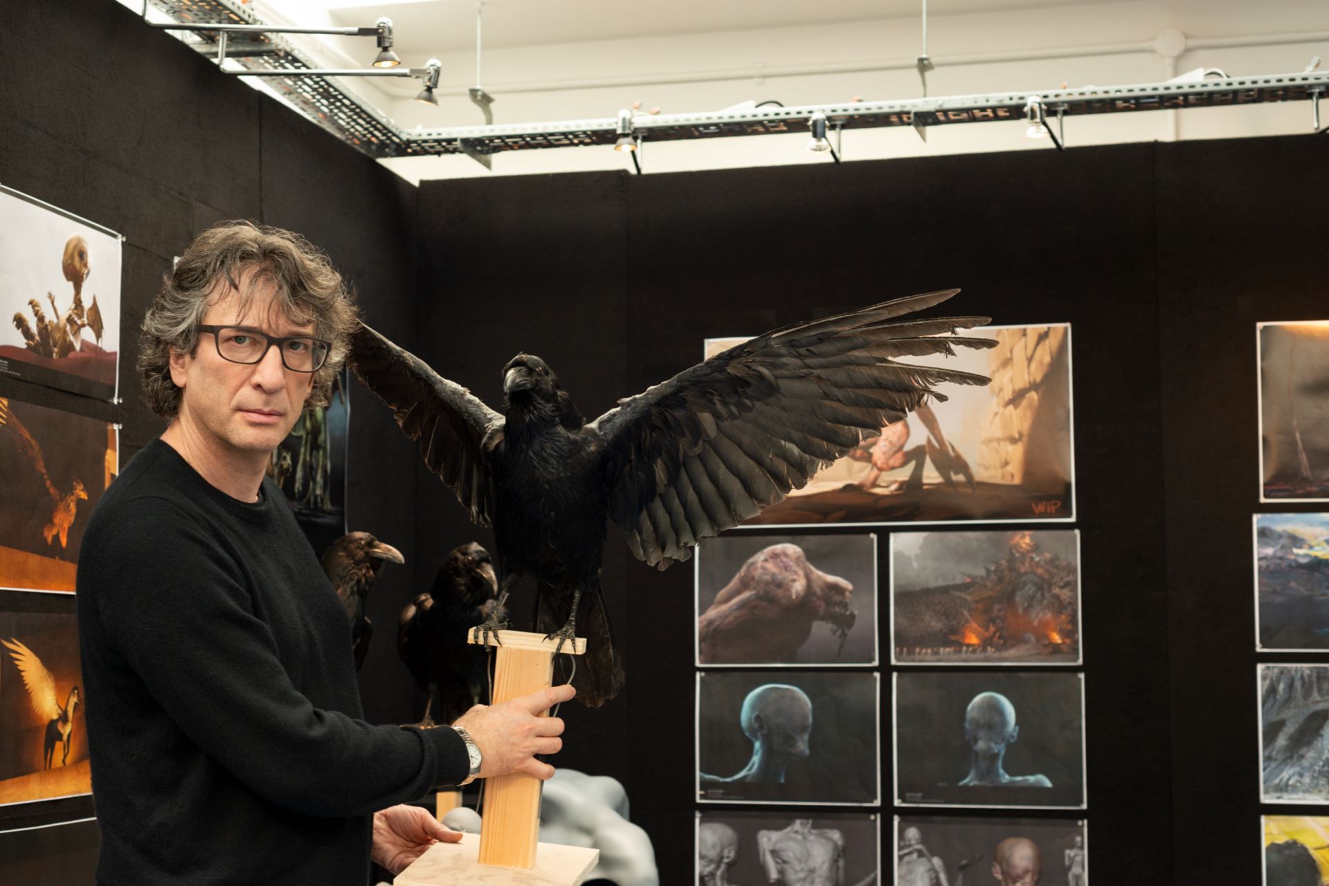 The Sandman. Spisovateľ Neil Gaiman na pľaci filmu The Sandman. Z láskavým dovolením Ekua King/Netflix © 2022