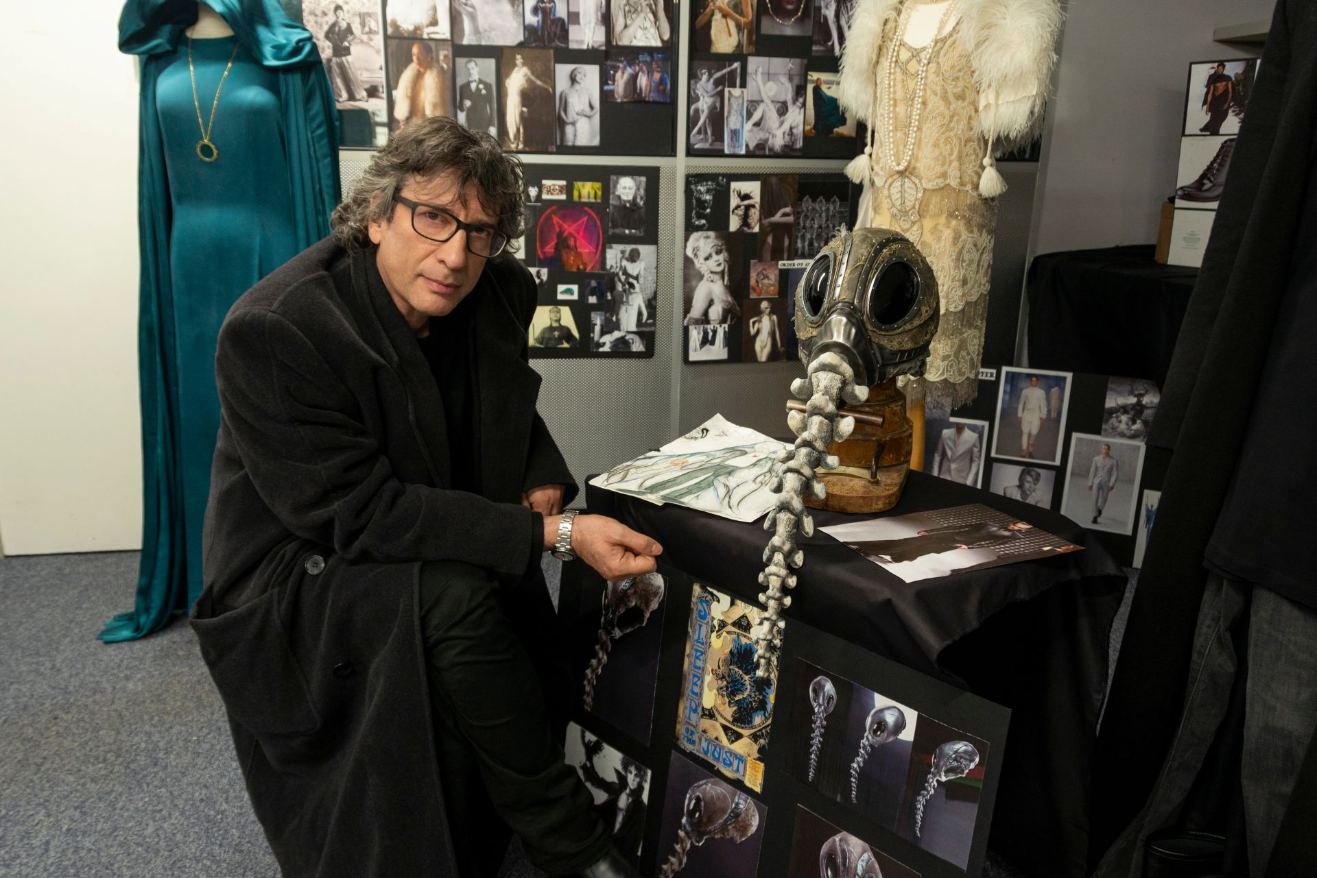 The Sandman. Spisovateľ Neil Gaiman na pľaci filmu The Sandman. Z láskavým dovolením Ekua King/Netflix © 2022