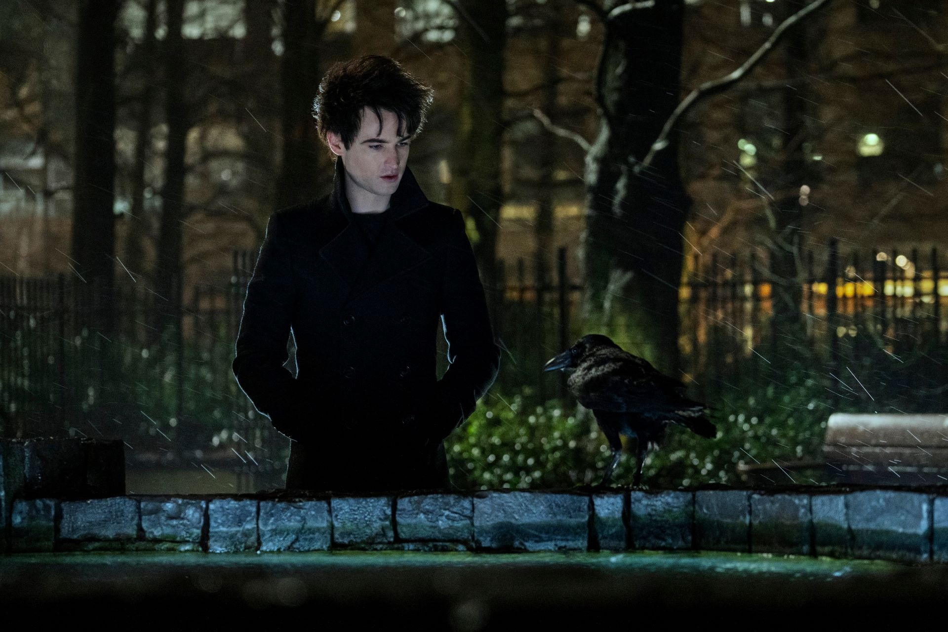 The Sandman. (Zľava doprava) Tom Sturridge ako Dream, Patton Oswalt ako Matthew the Raven (hlas) v 1/03. epizóde seriálu The Sandman. Z láskavým dovolením Liam Daniel/Netflix © 2022