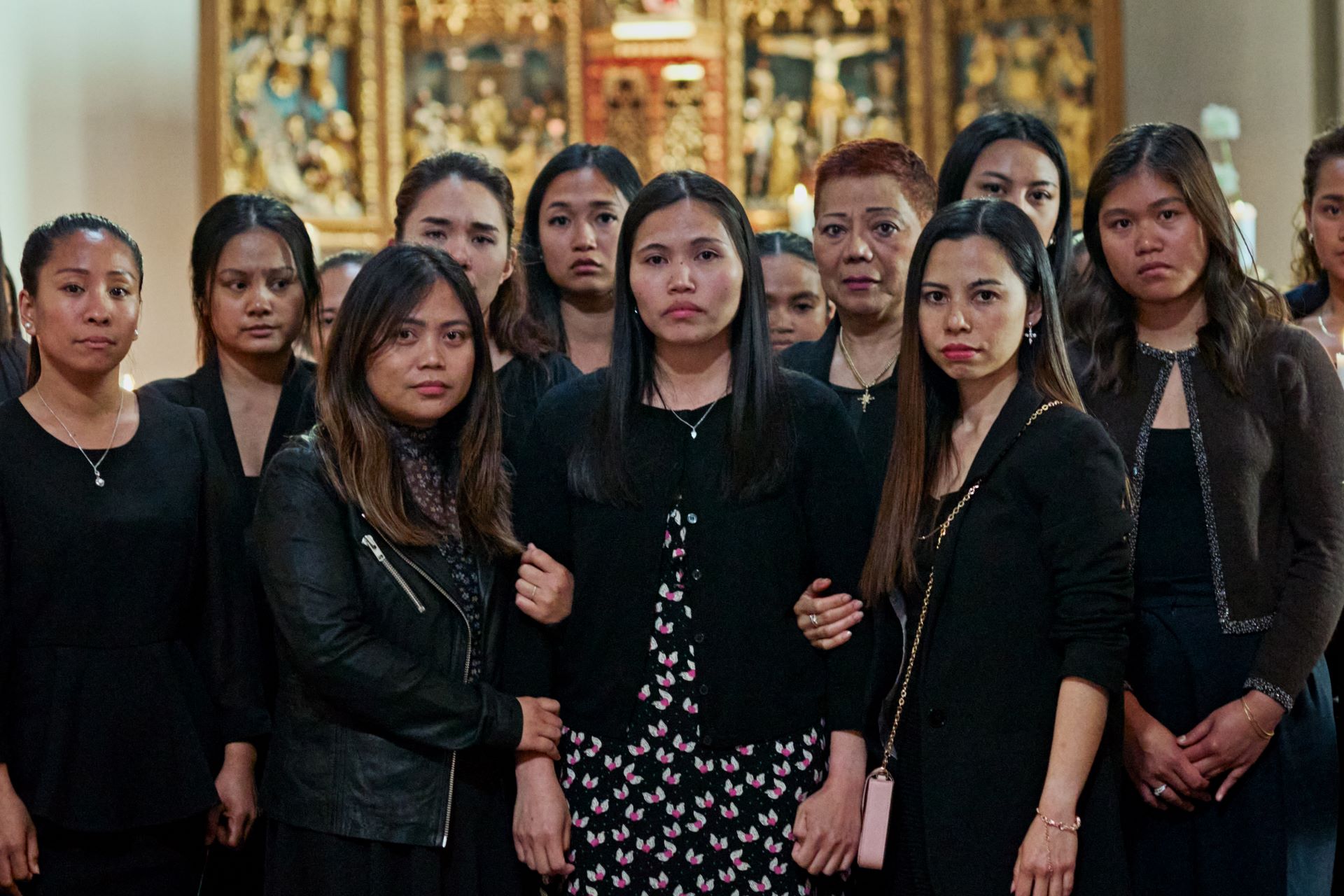 Nilda Galola Aclon ako Ona, Excel Busano ako Angel Reyes, Isabelita Reyes ako Darna, Gel Andersen ako Kim v seriáli Secrets We Keep / Foto so súhlasom spoločnosti Netflix © 2024