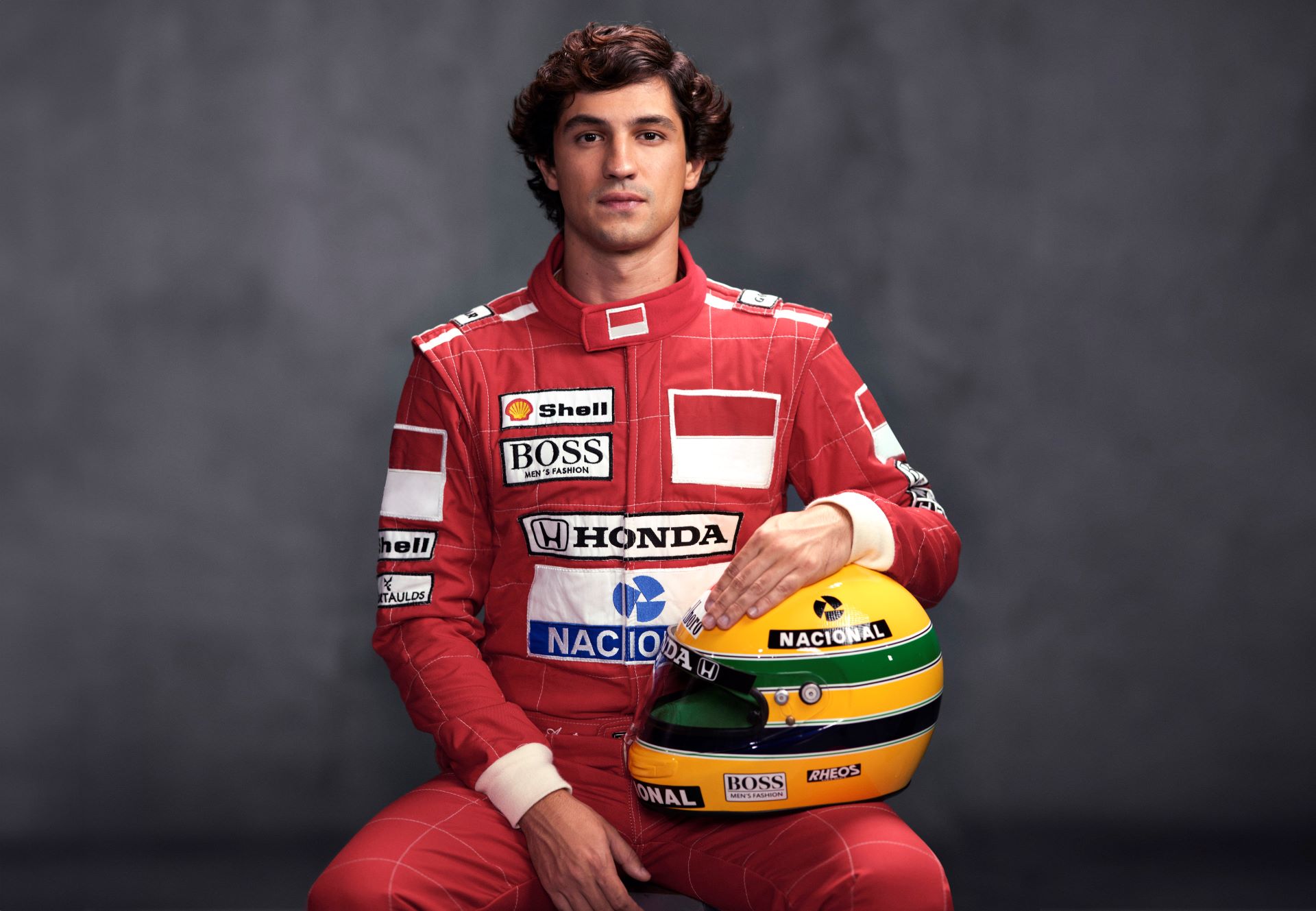 SENNA. Gabriel Leone ako Ayrton Senna vo filme Senna. Kurt Iswarienko/ S povolením Netflix ©2024