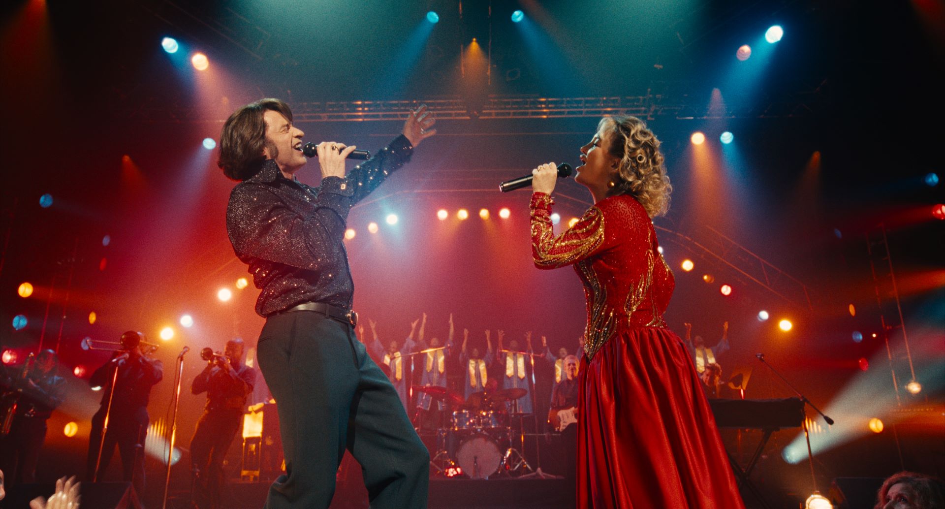 (Zľava doprava) Hugh Jackman ako Mike Sardina a Kate Hudson ako Claire Stengl vo filme SONG SUNG BLUE režiséra Craiga Brewera, distribuovanom spoločnosťou Focus Features. Zdroj: S povolením Focus Features © 2025 Všetky práva vyhradené.